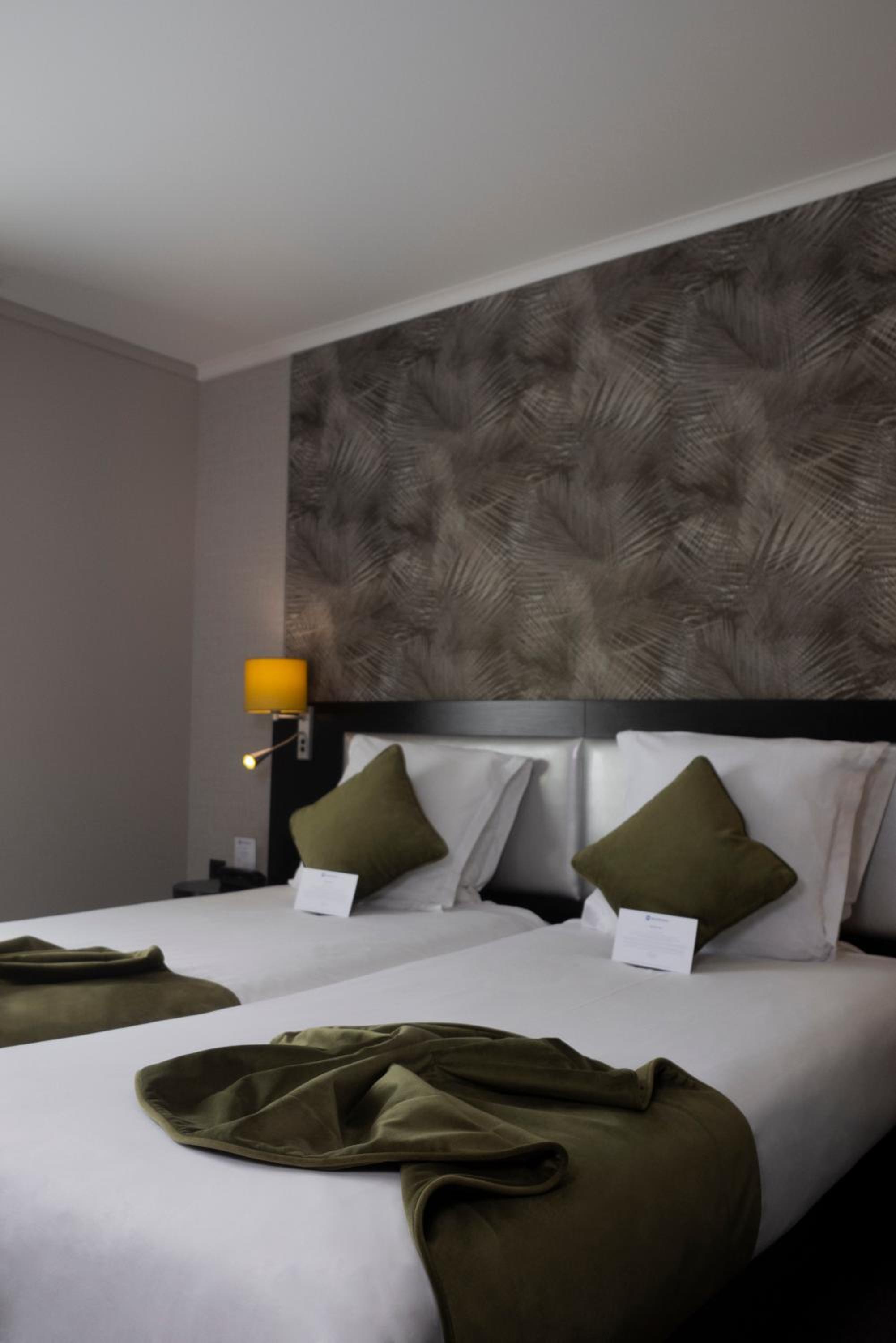 Standard Twin Room thumbnail 6