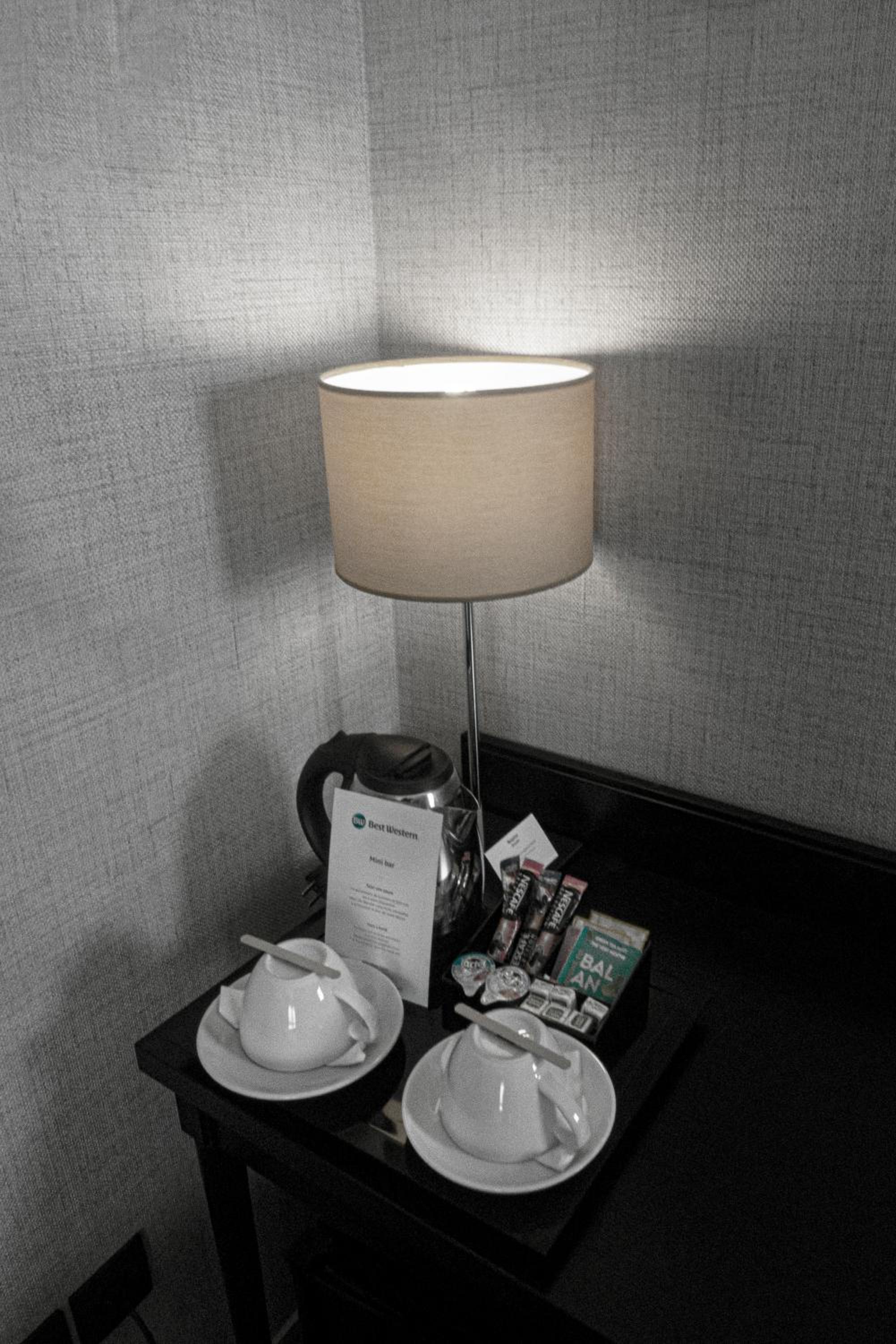 Superior King Room thumbnail 6