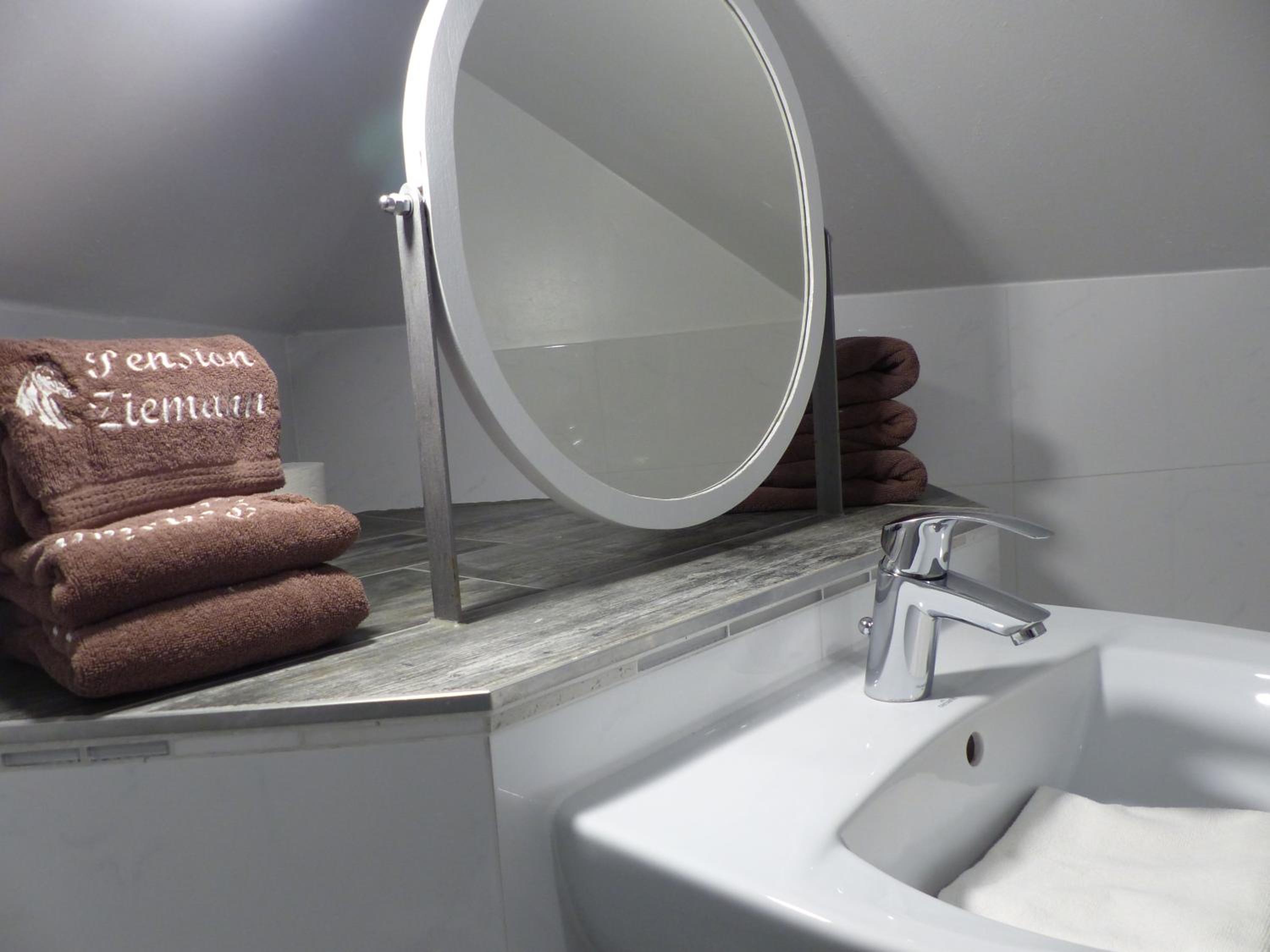 Double or Twin Room with Private Bathroom - Photo 3