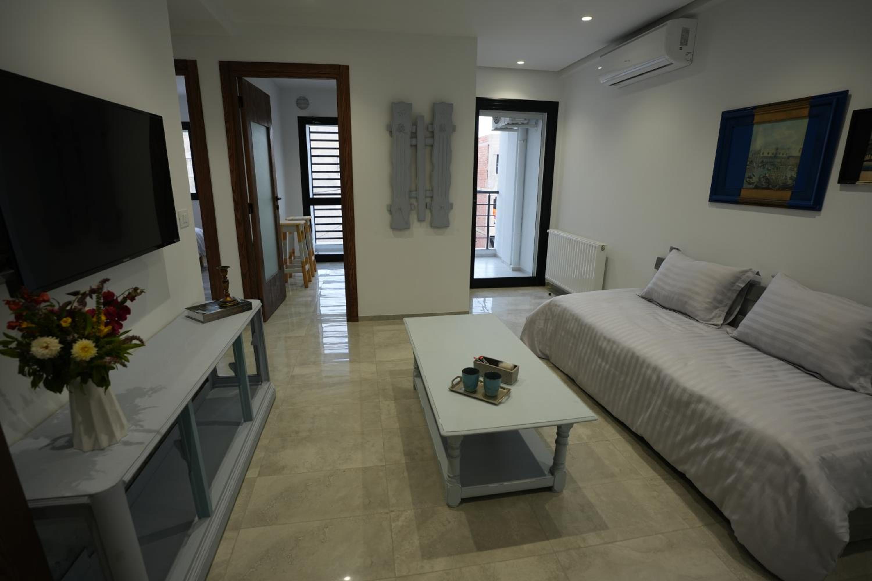 One-Bedroom Apartment photo 1