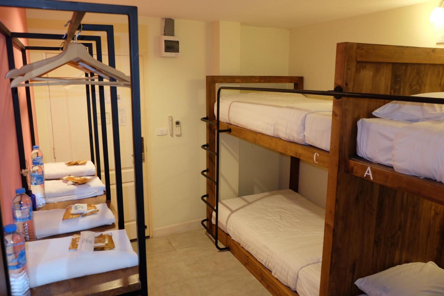 Quadruple Room with Shared Bathroom photo 2