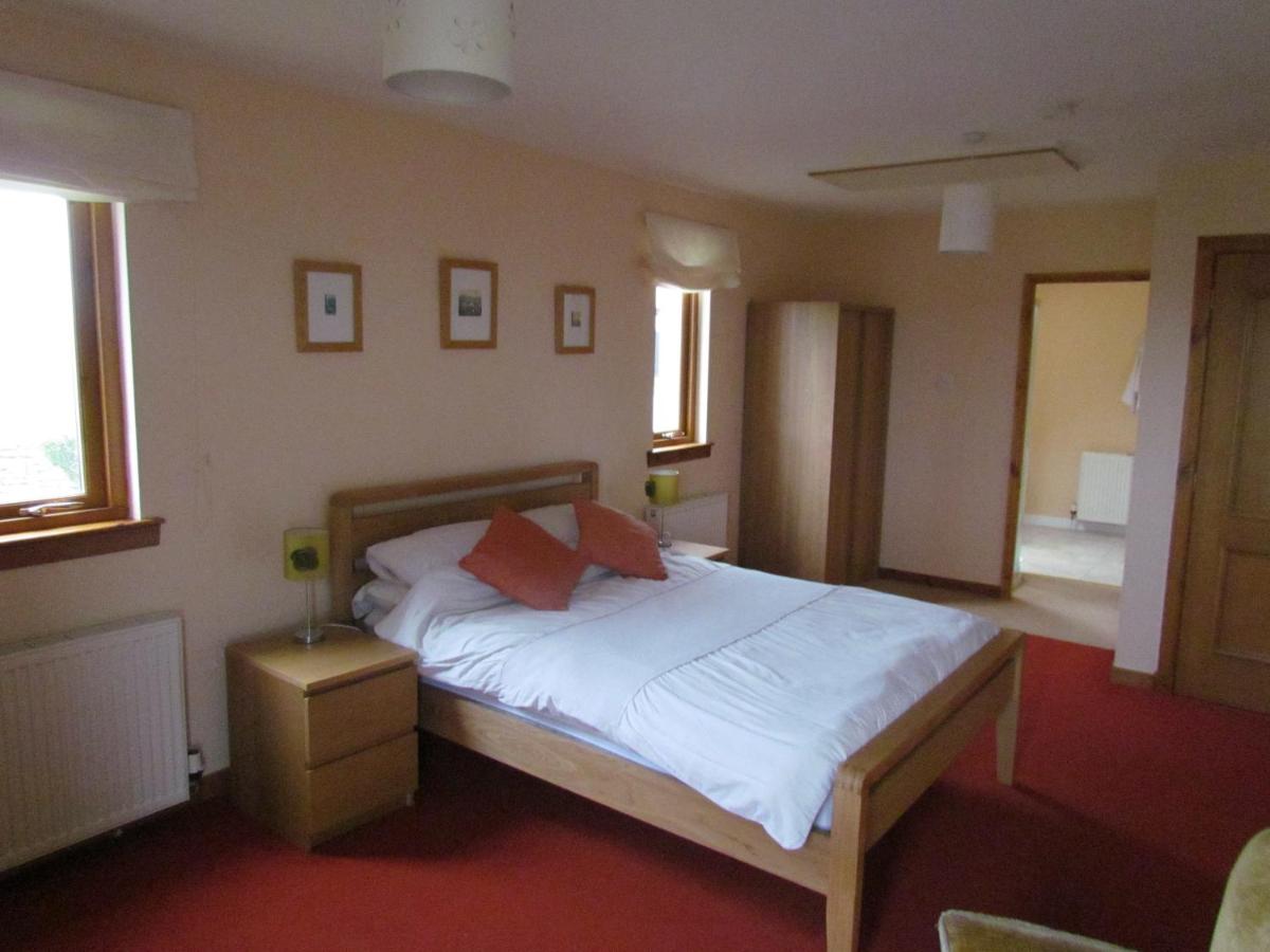 Large Double Room with En-Suite photo 2