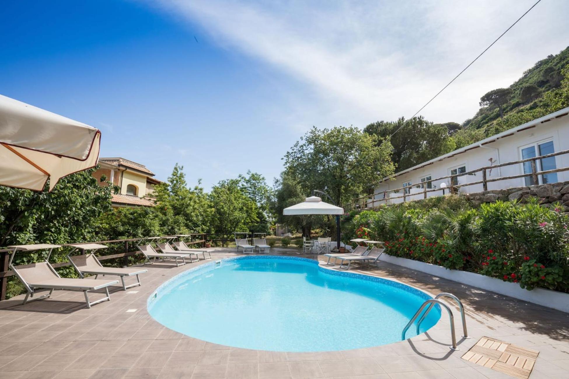 Double Room with Pool View - Photo 5