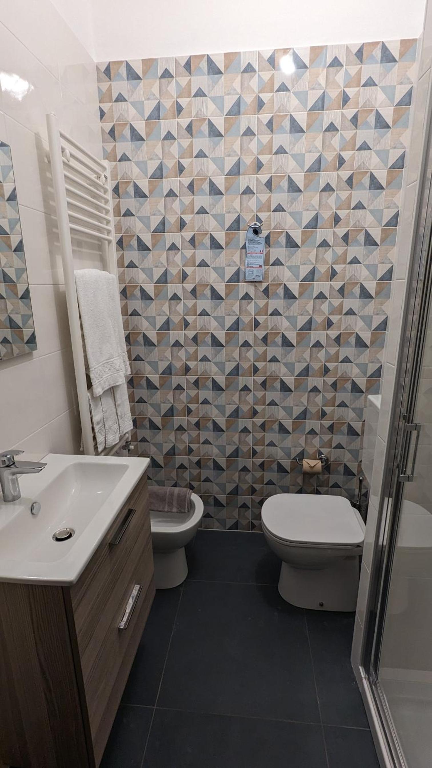Budget Double Room - Photo 7