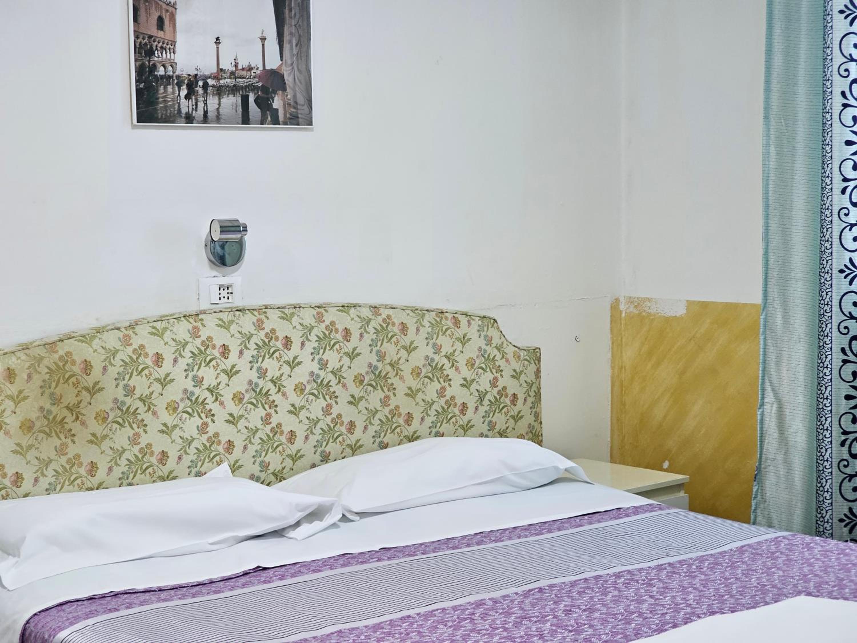 Double or Twin Room with Private Bathroom - Photo 1