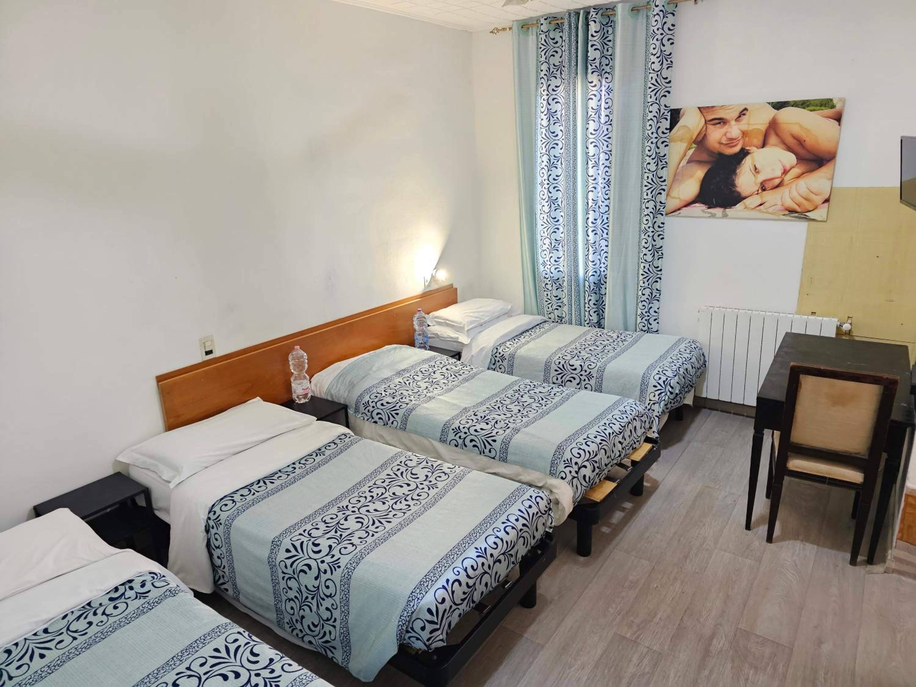 Quadruple Room with Private Bathroom - Photo 3