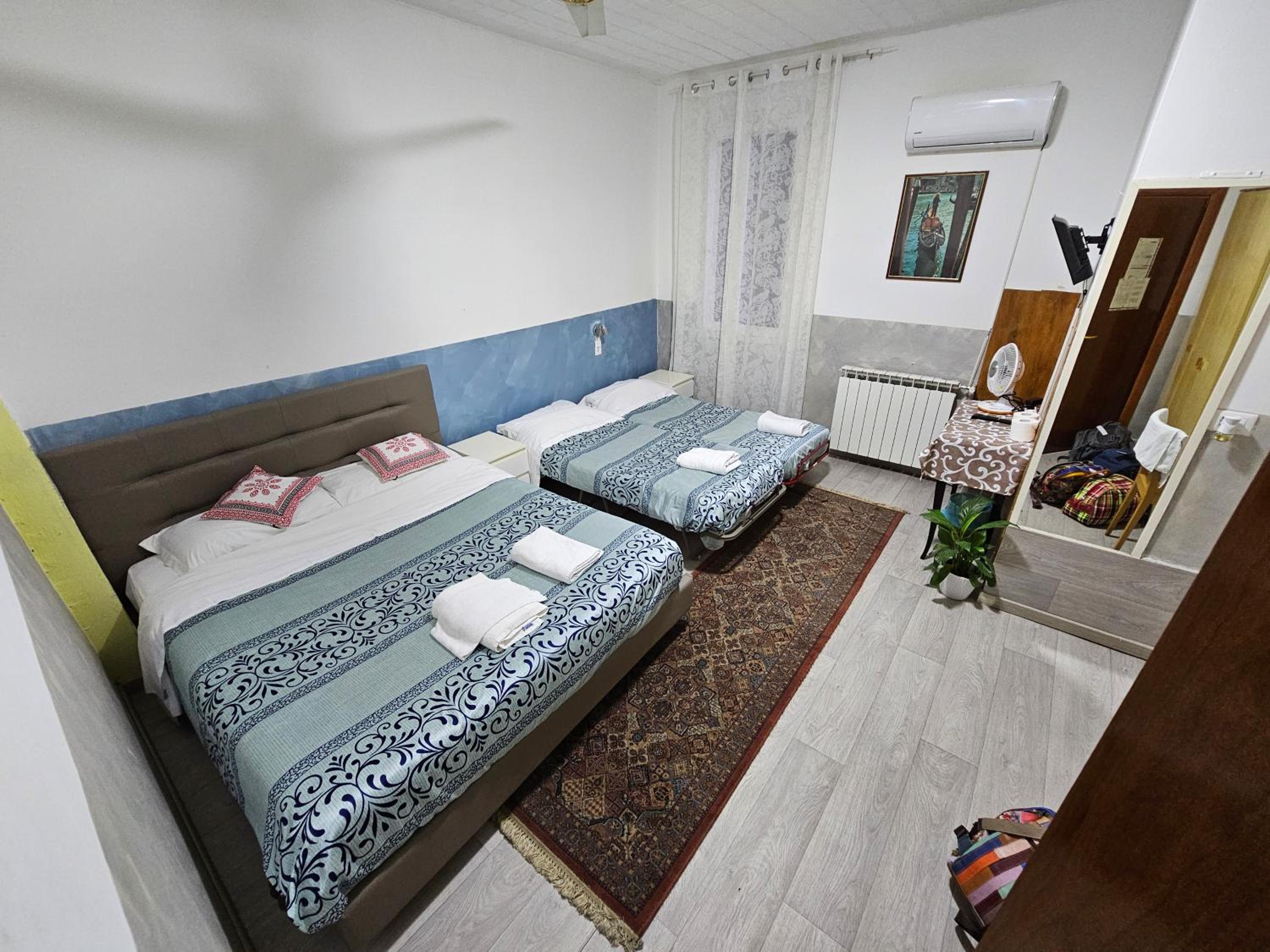 Quadruple Room with Private Bathroom - Photo 5