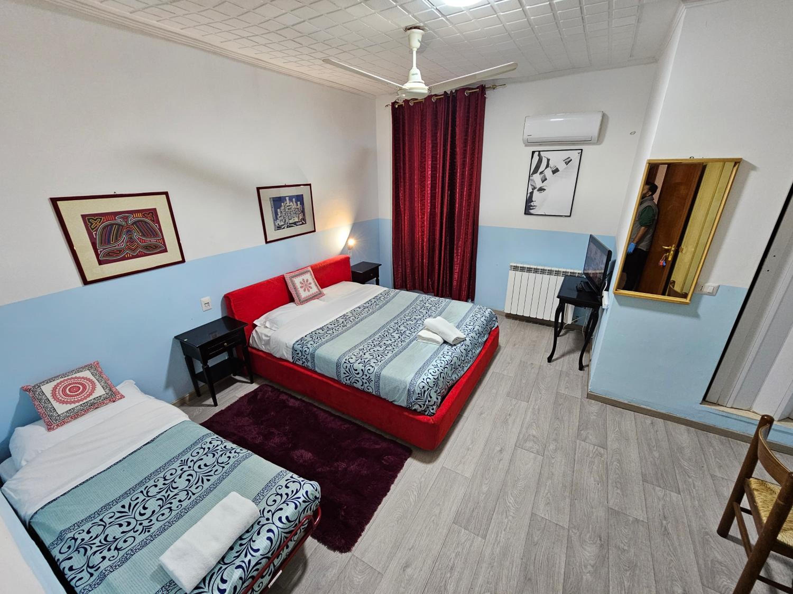 Quadruple Room with Private Bathroom - Photo 6