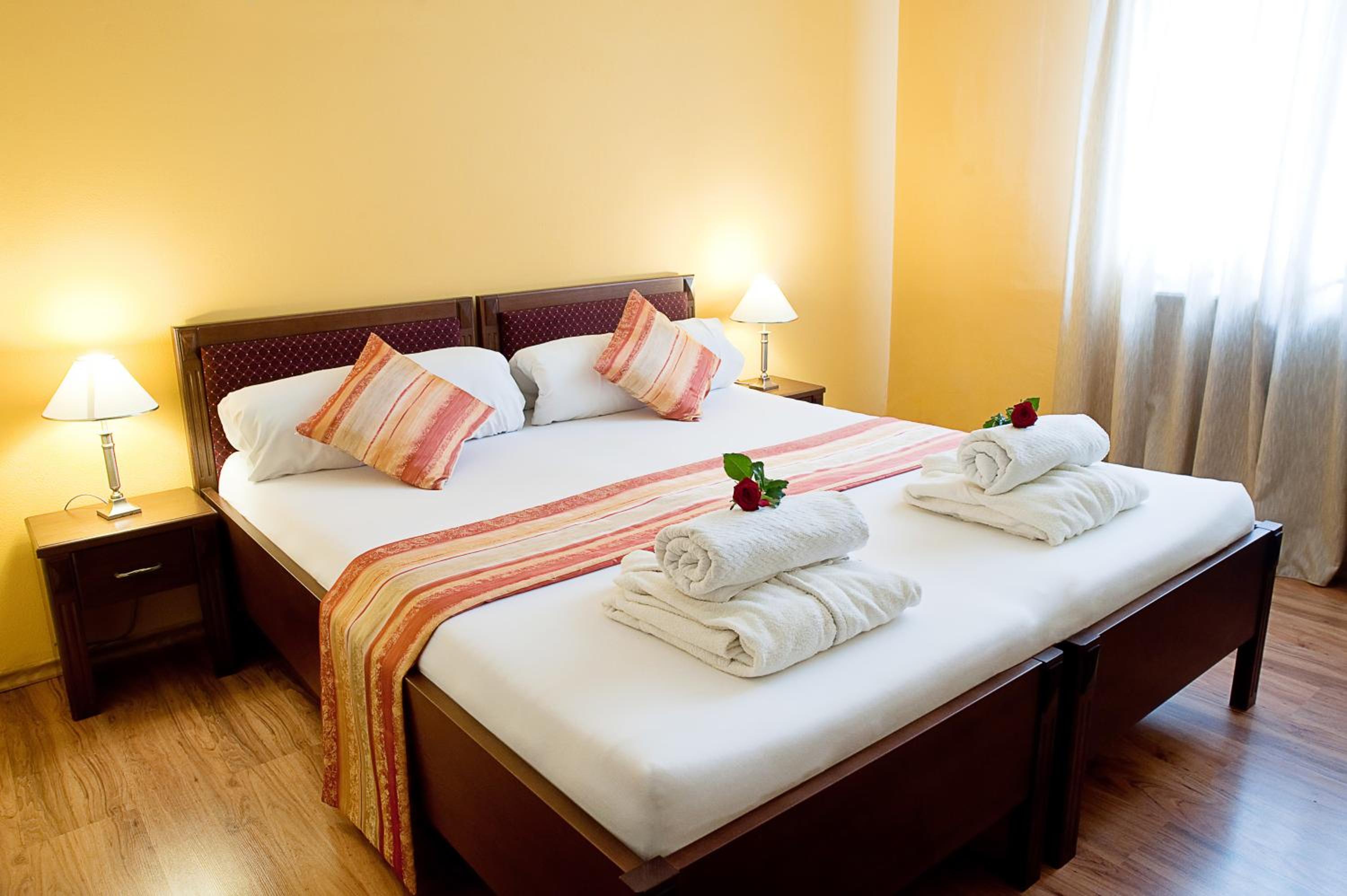 Large Double or Twin Room - Photo 2
