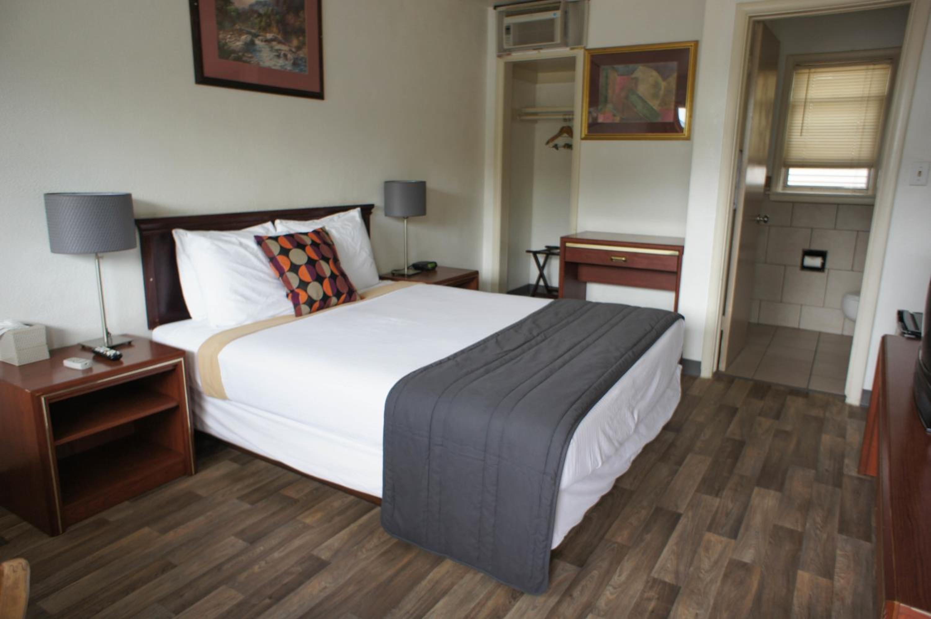 Queen Room photo 1