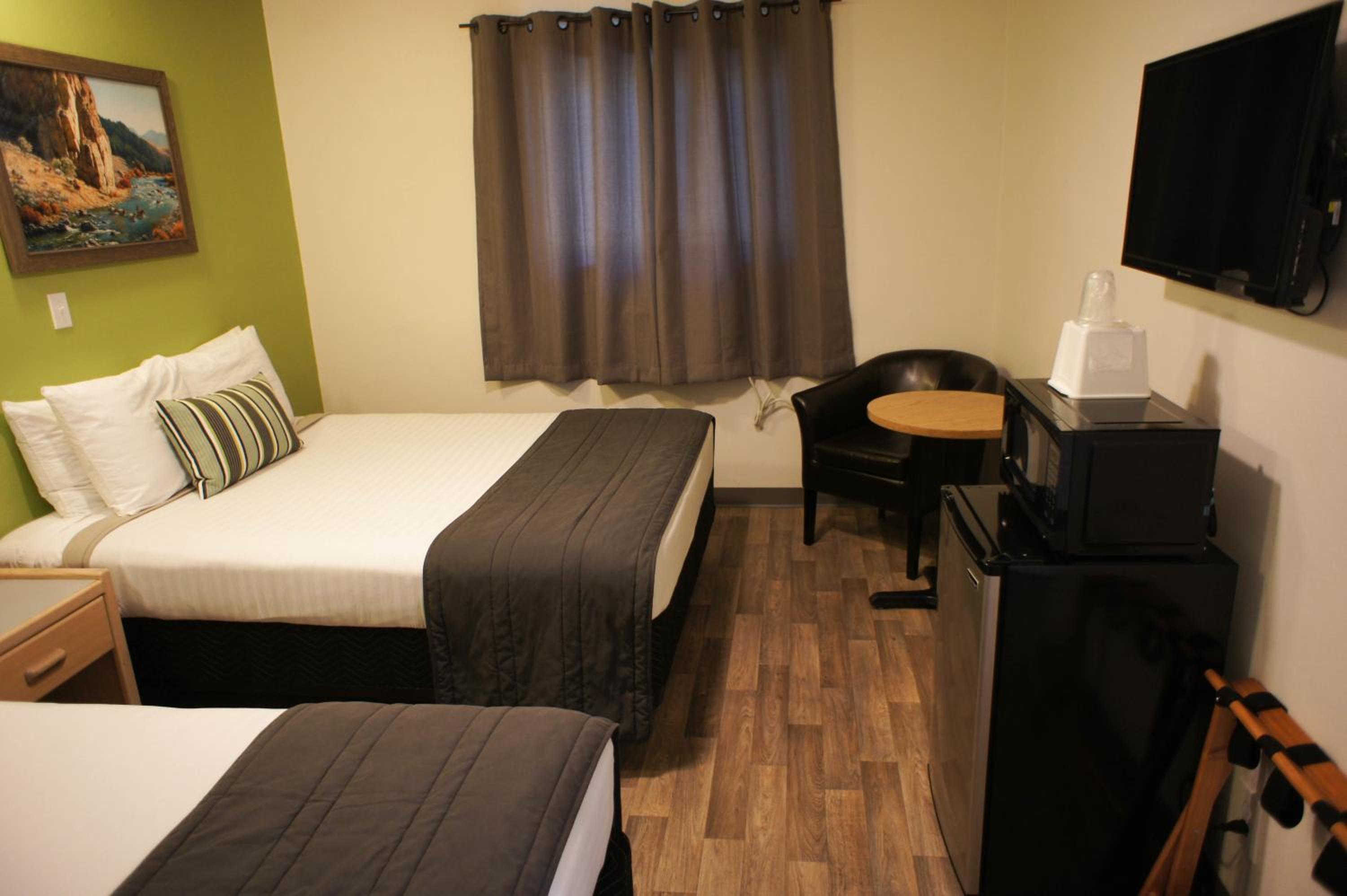 Queen Room with Two Queen Beds photo 2