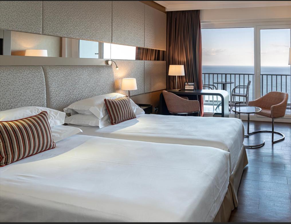 PrivilÃ¨ge Twin or Double Room with Balcony and Sea View - Photo 14