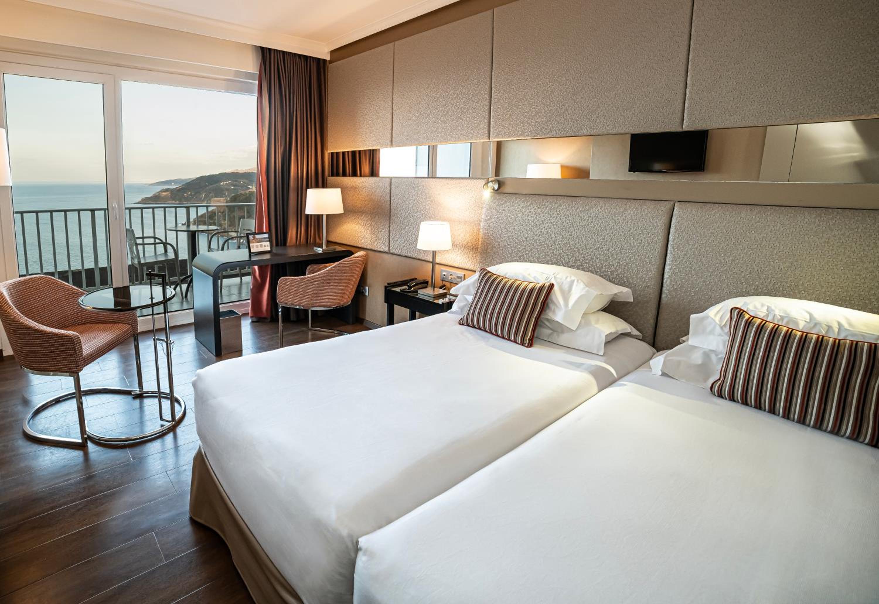 PrivilÃ¨ge Twin or Double Room with Balcony and Sea View - Photo 12
