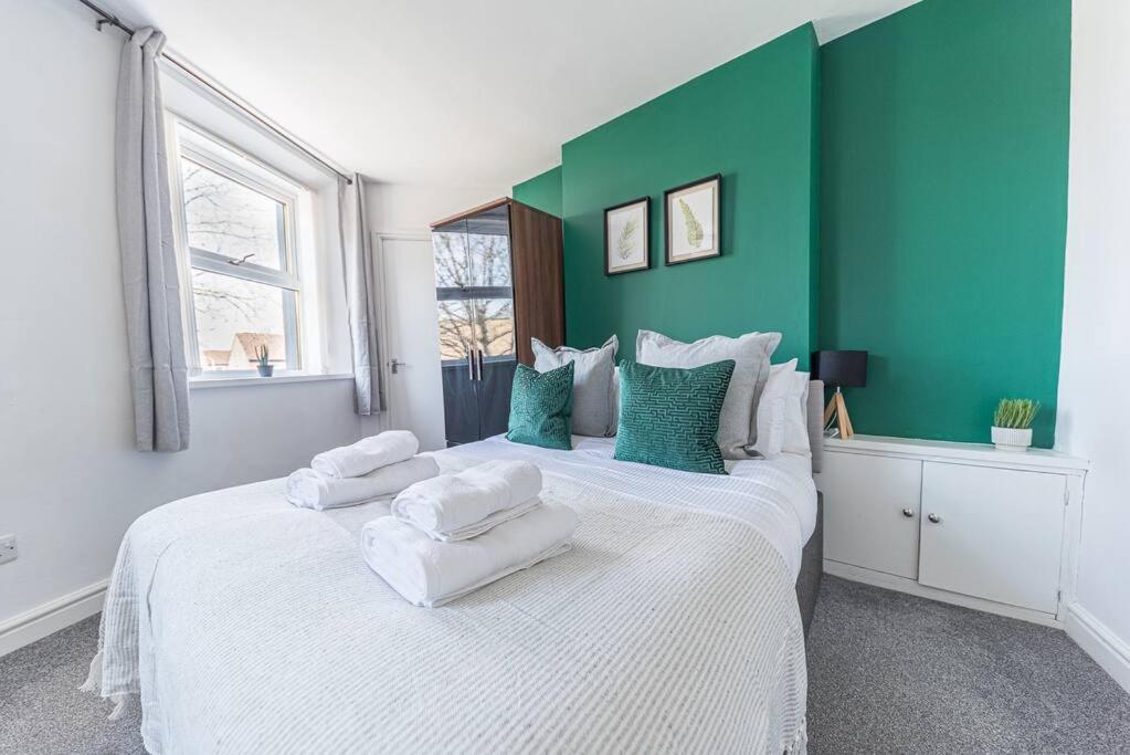 Seven-Bedroom House photo 1