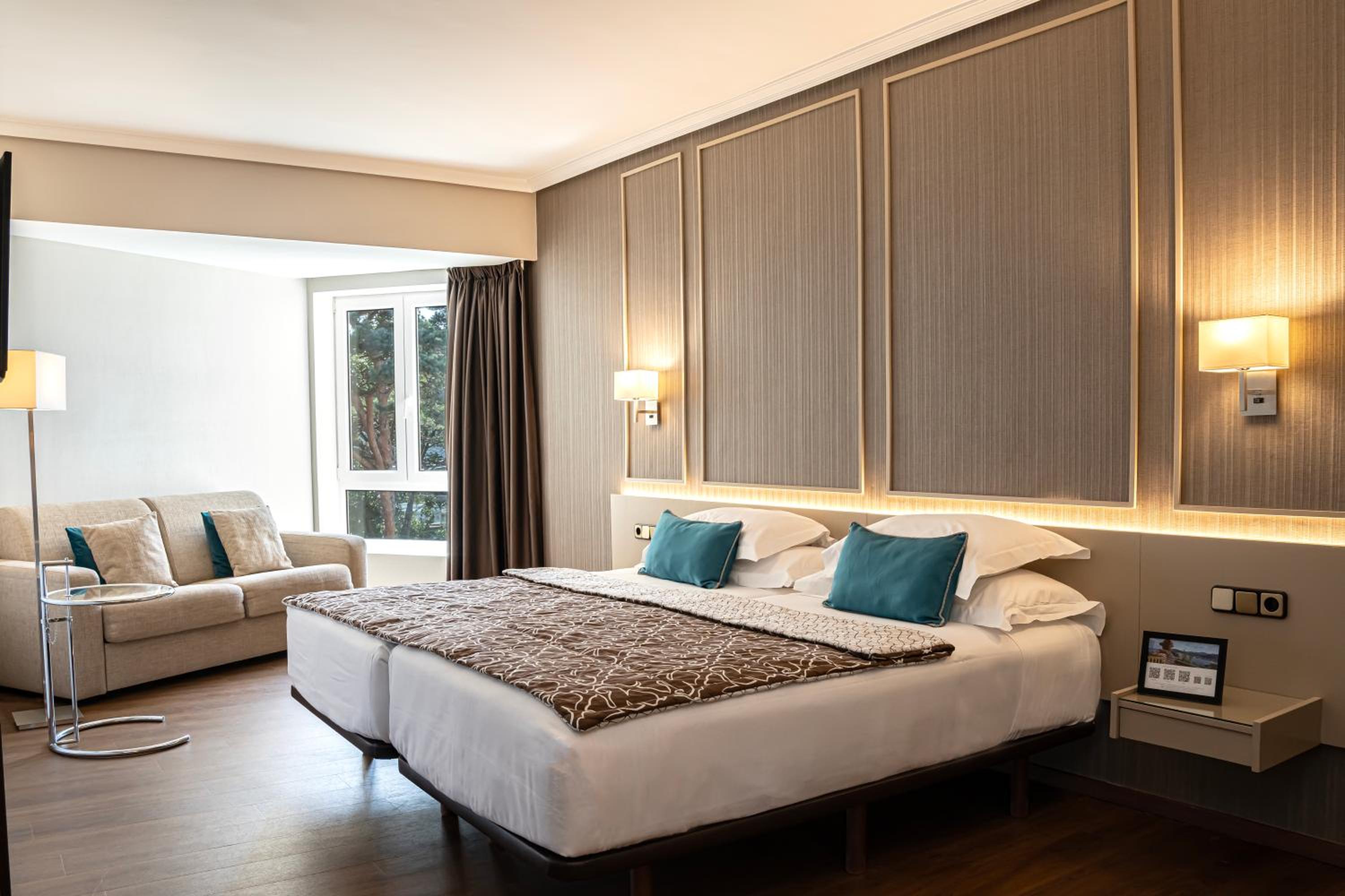 Standard Twin Room with Sofa and mountain view - Photo 3