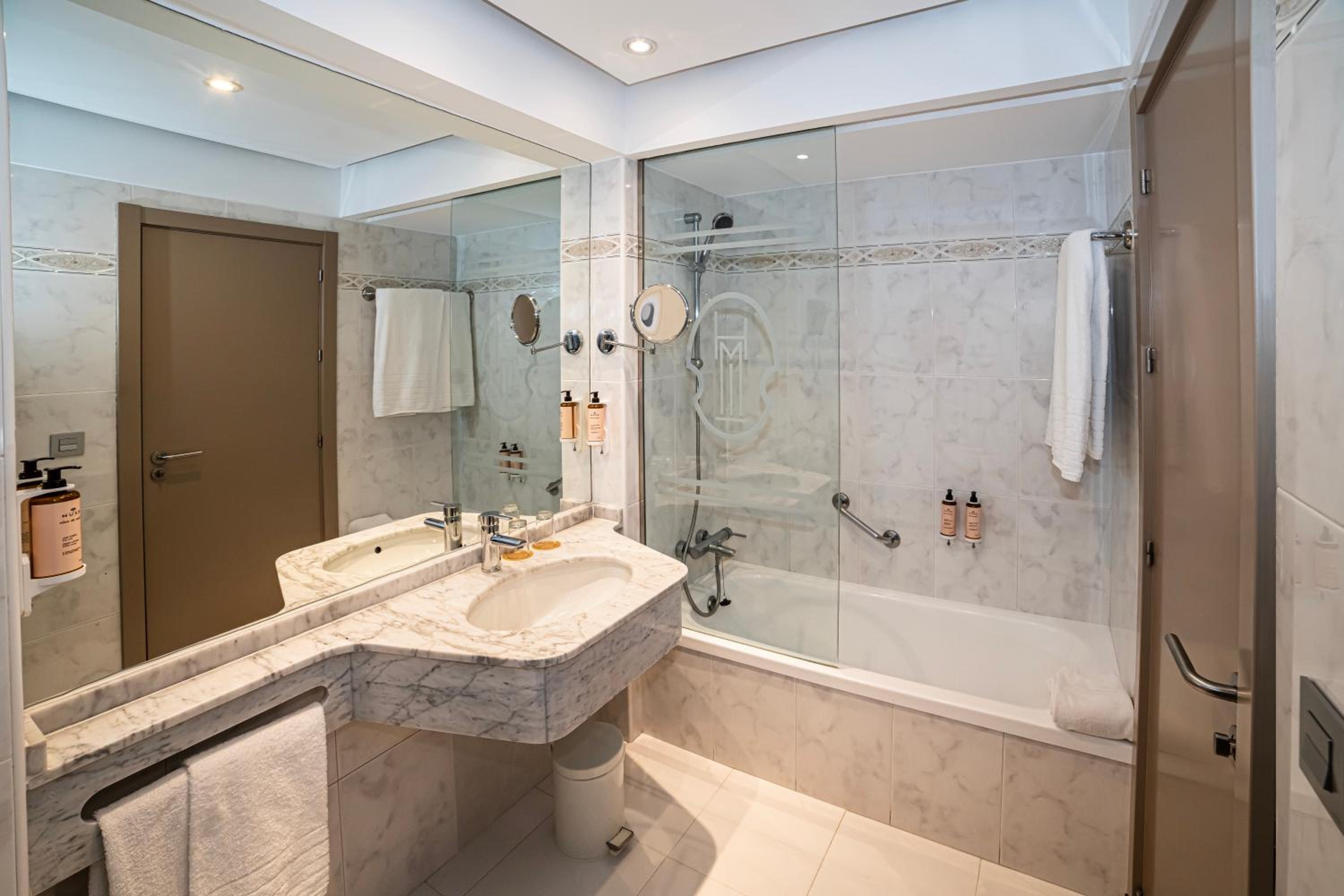 Standard Twin Room with Sea View - Photo 7