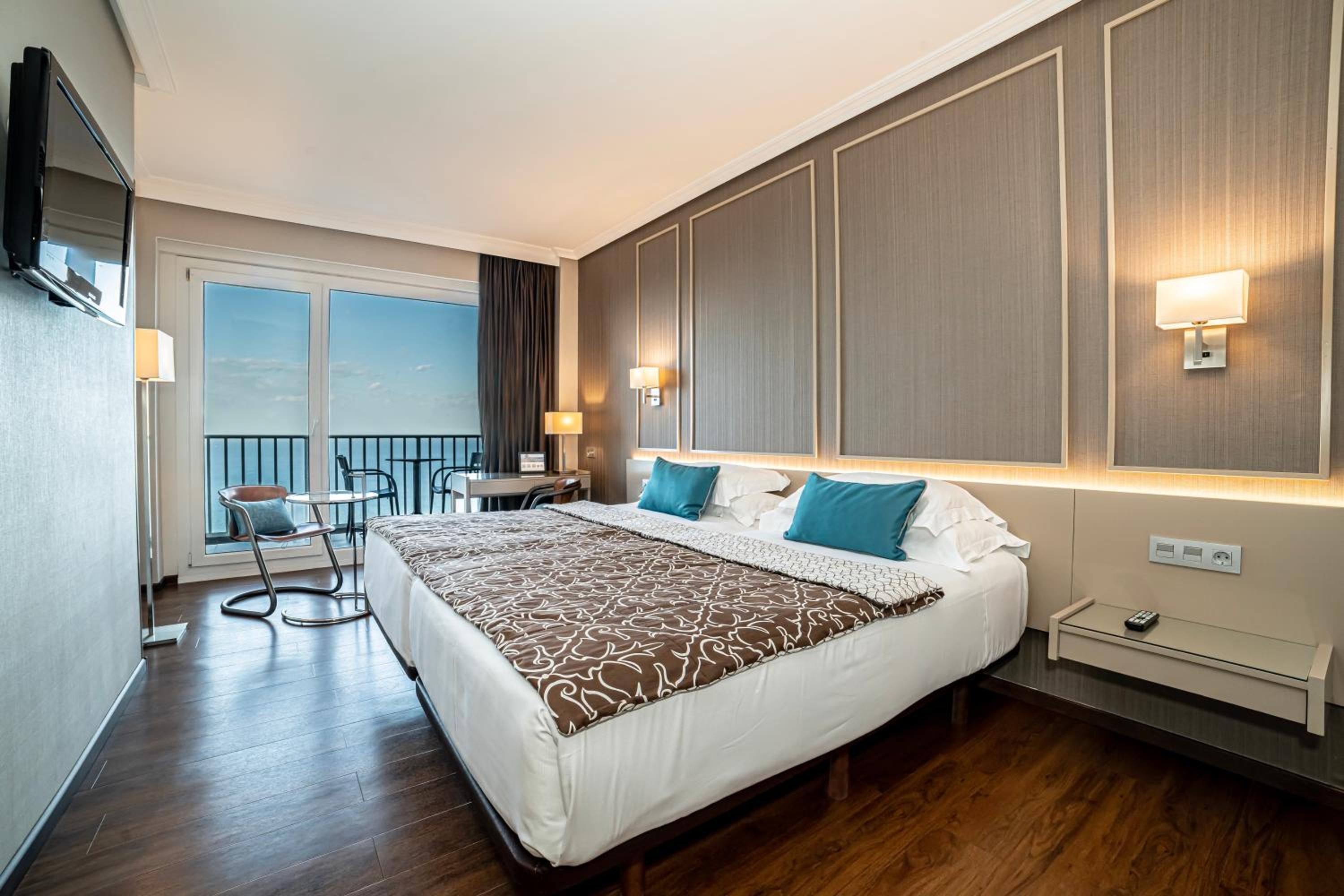 Standard Twin Room with Sea View - Photo 8