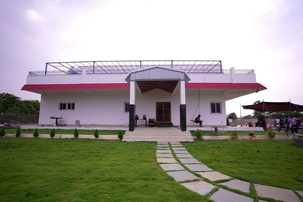 Six-Bedroom House photo 2