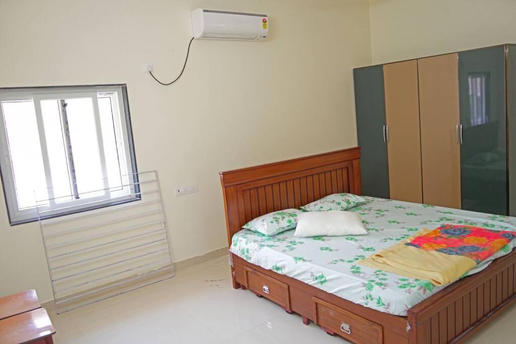 Six-Bedroom House photo 1
