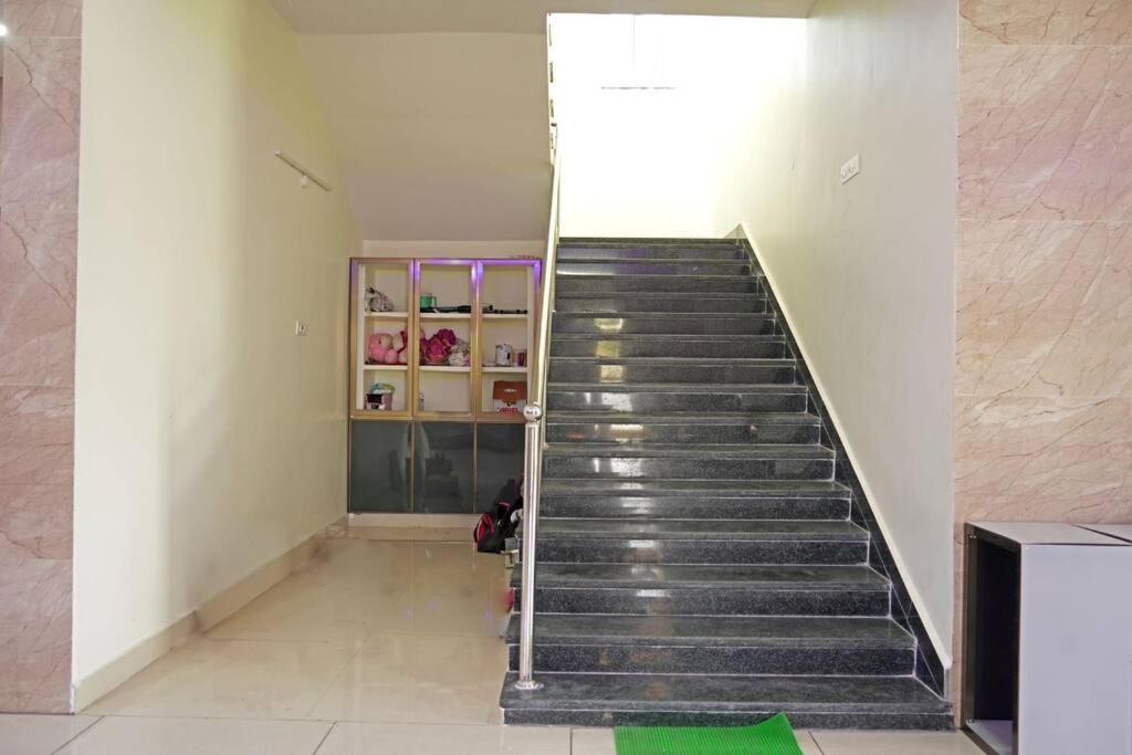 Six-Bedroom House photo 3