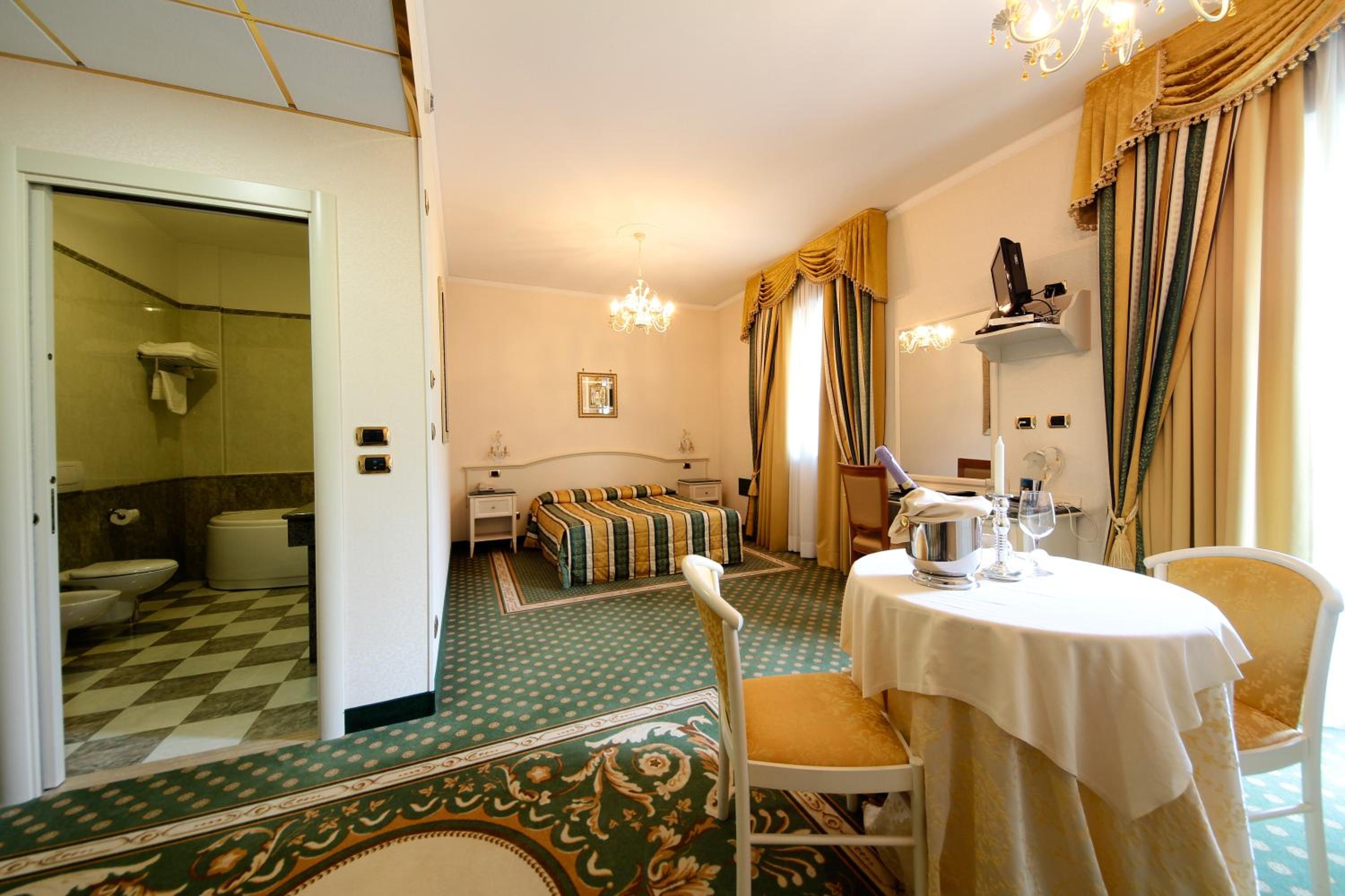 Suite - Photo 12