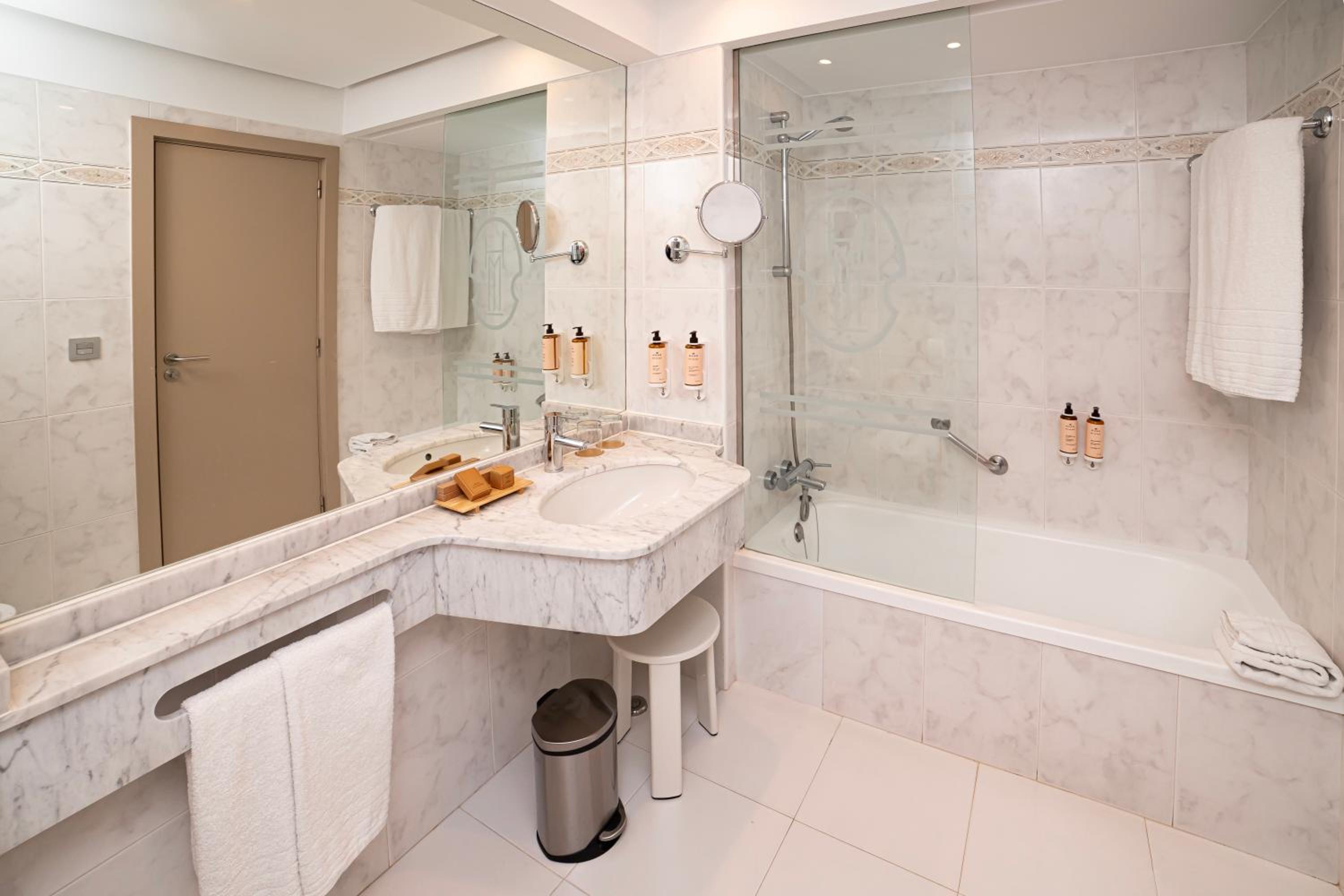 PrivilÃ¨ge Twin or Double Room with Balcony and Sea View - Photo 9