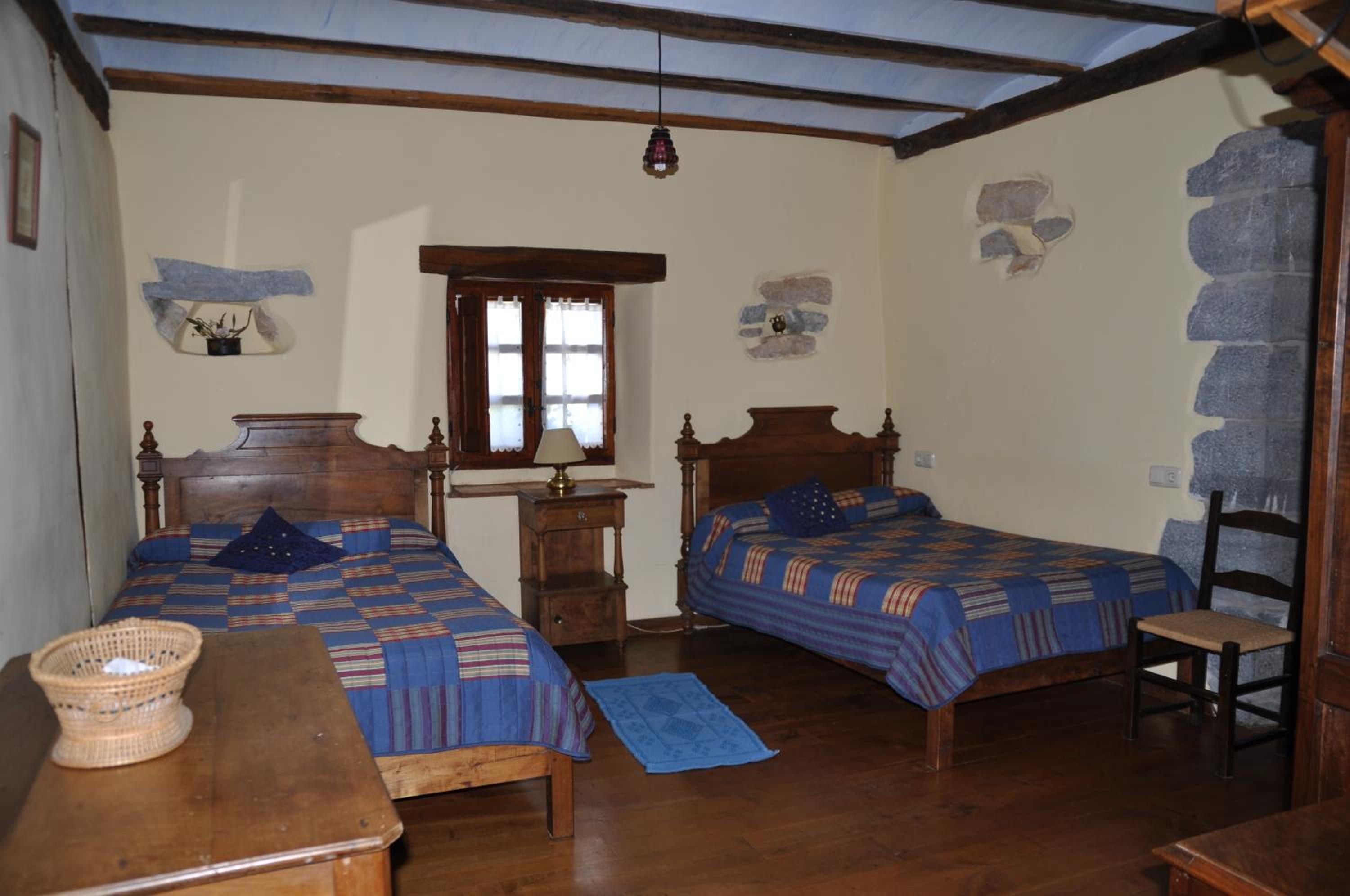 Habitación Estándar con Dos Camas y Baño Compartido