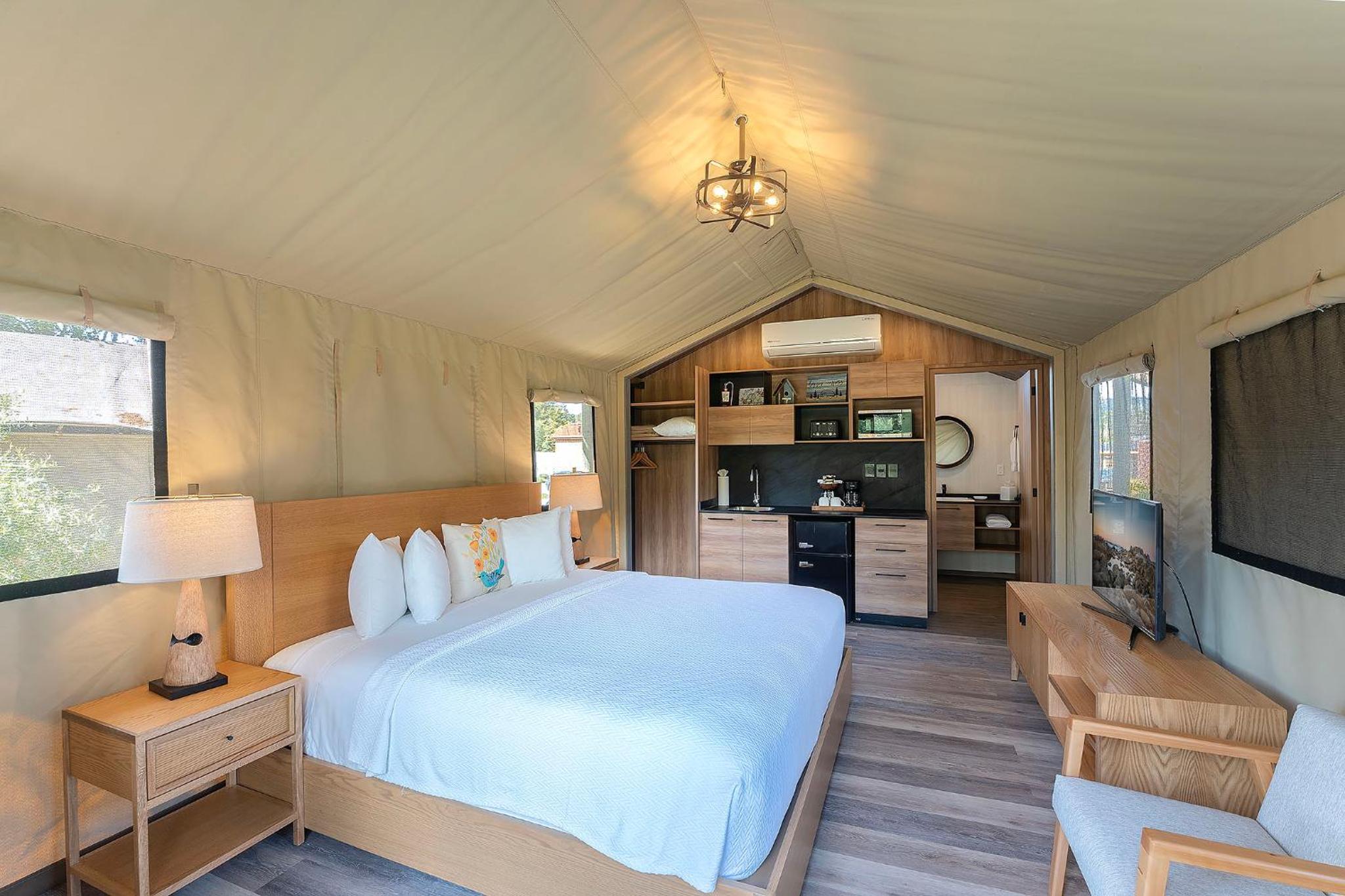 Glamping Cabin – Queen Bed photo 3