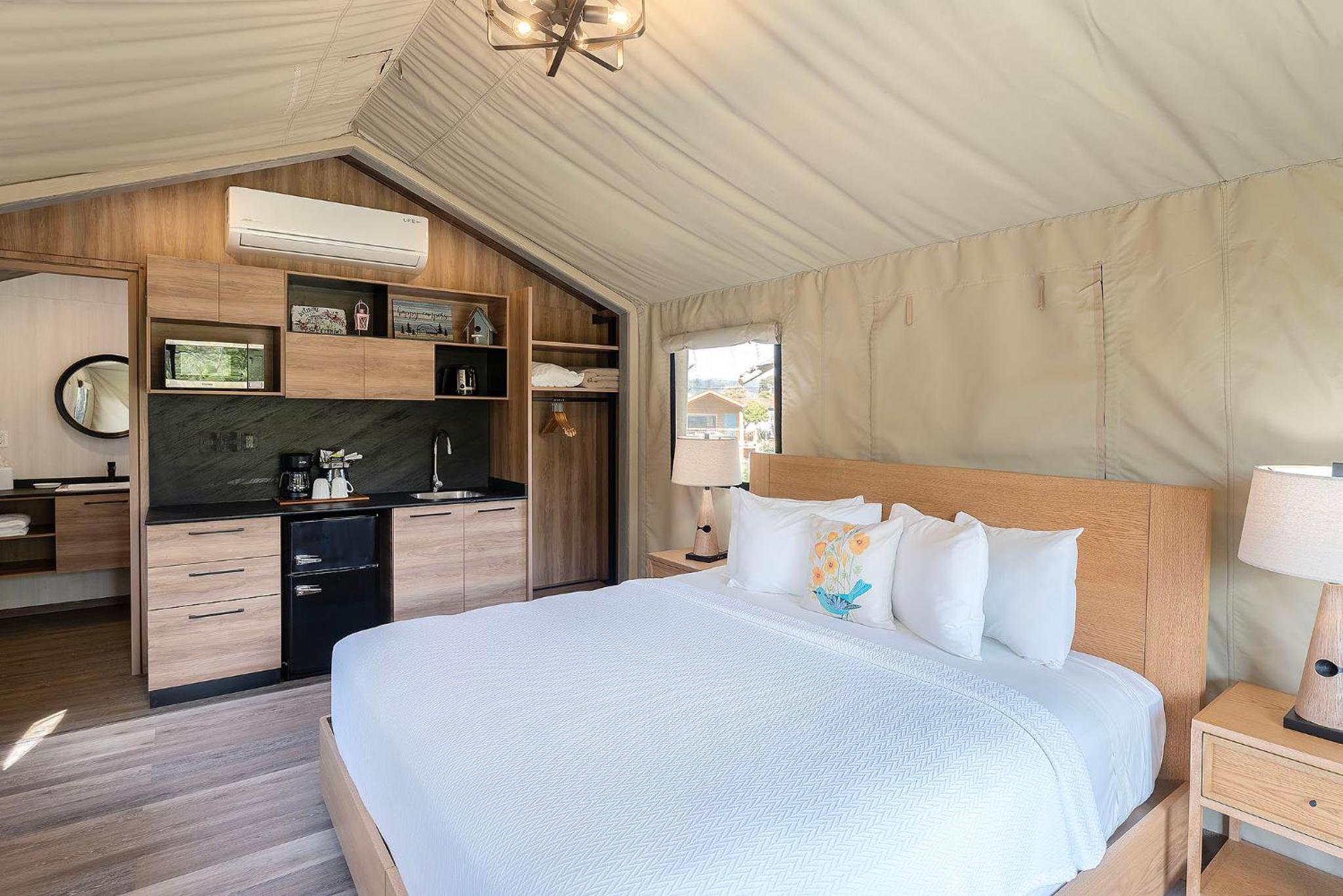 Glamping Cabin – Queen Bed photo 1