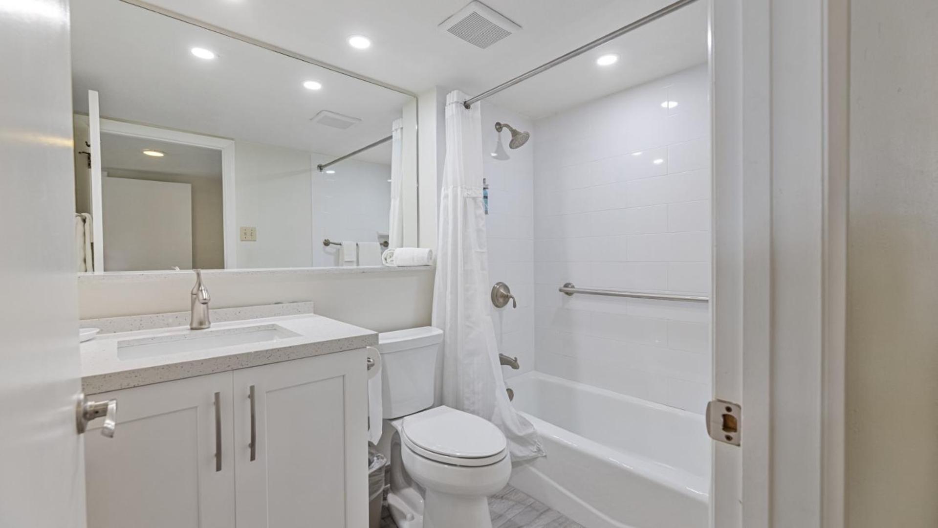 Queen Suite with Pool View - Photo 8