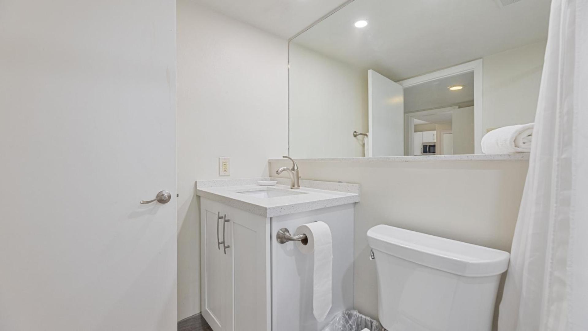 Queen Suite with Pool View - Photo 9