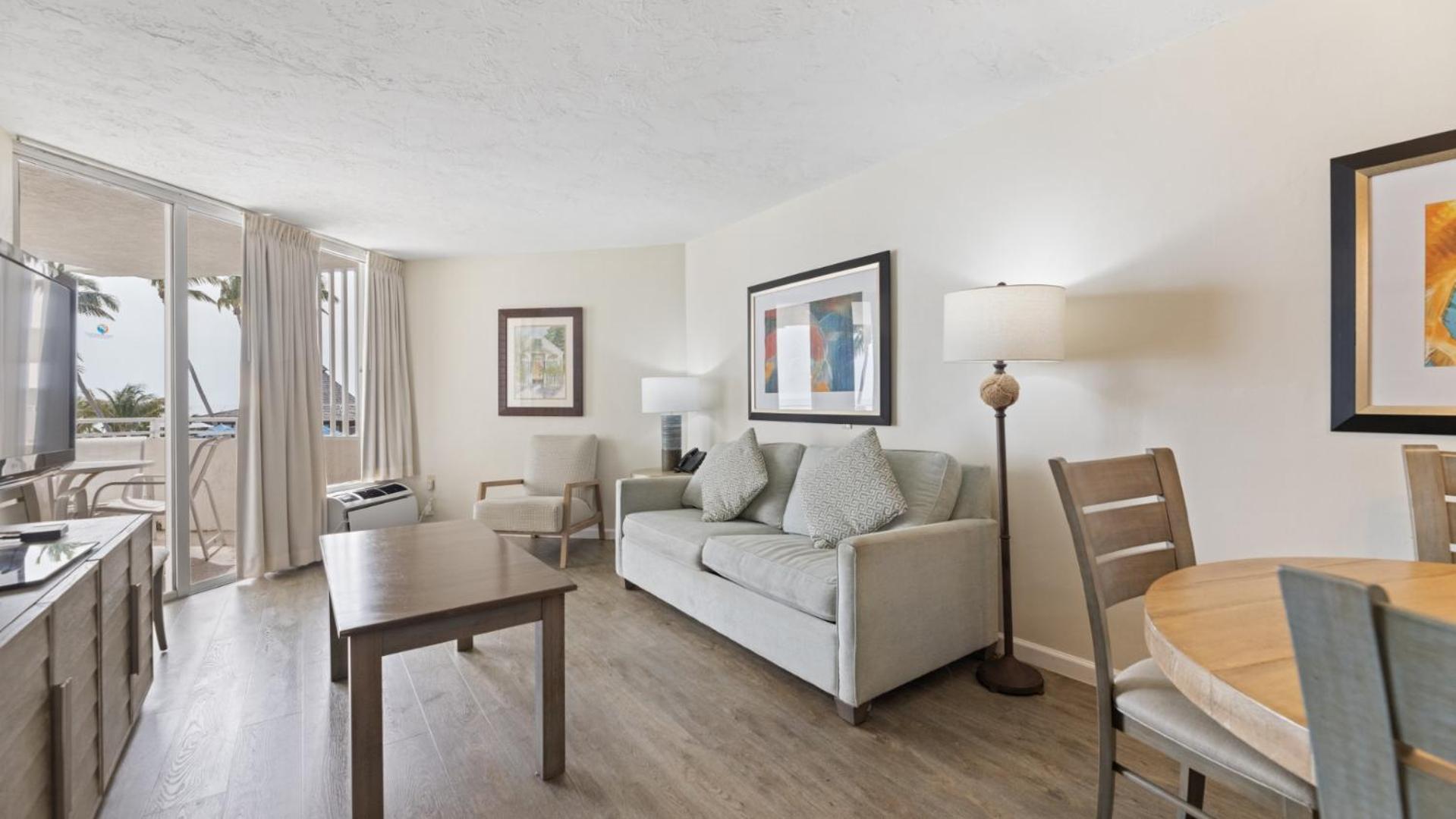 Queen Suite with Pool View - Photo 20