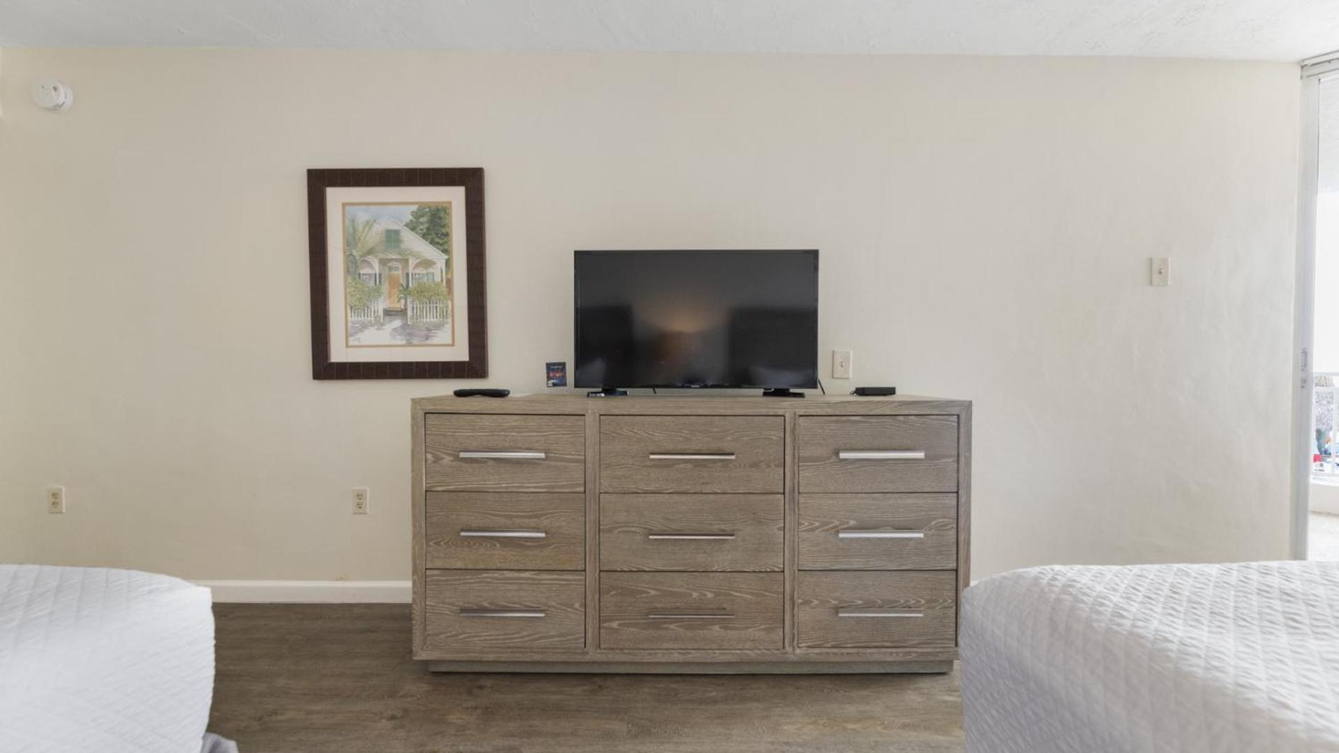 Queen Suite with Pool View - Photo 13