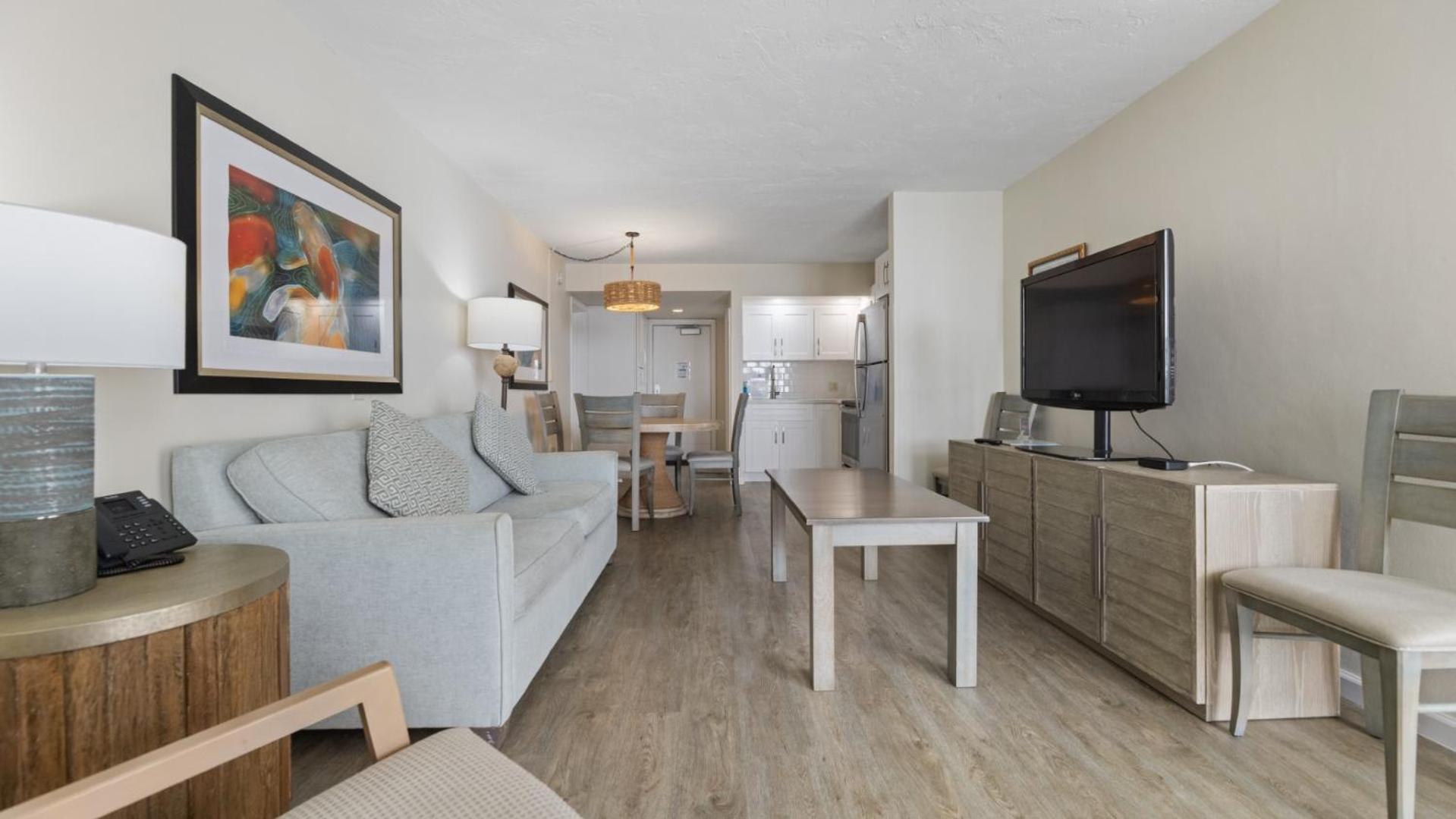 Queen Suite with Pool View - Photo 11