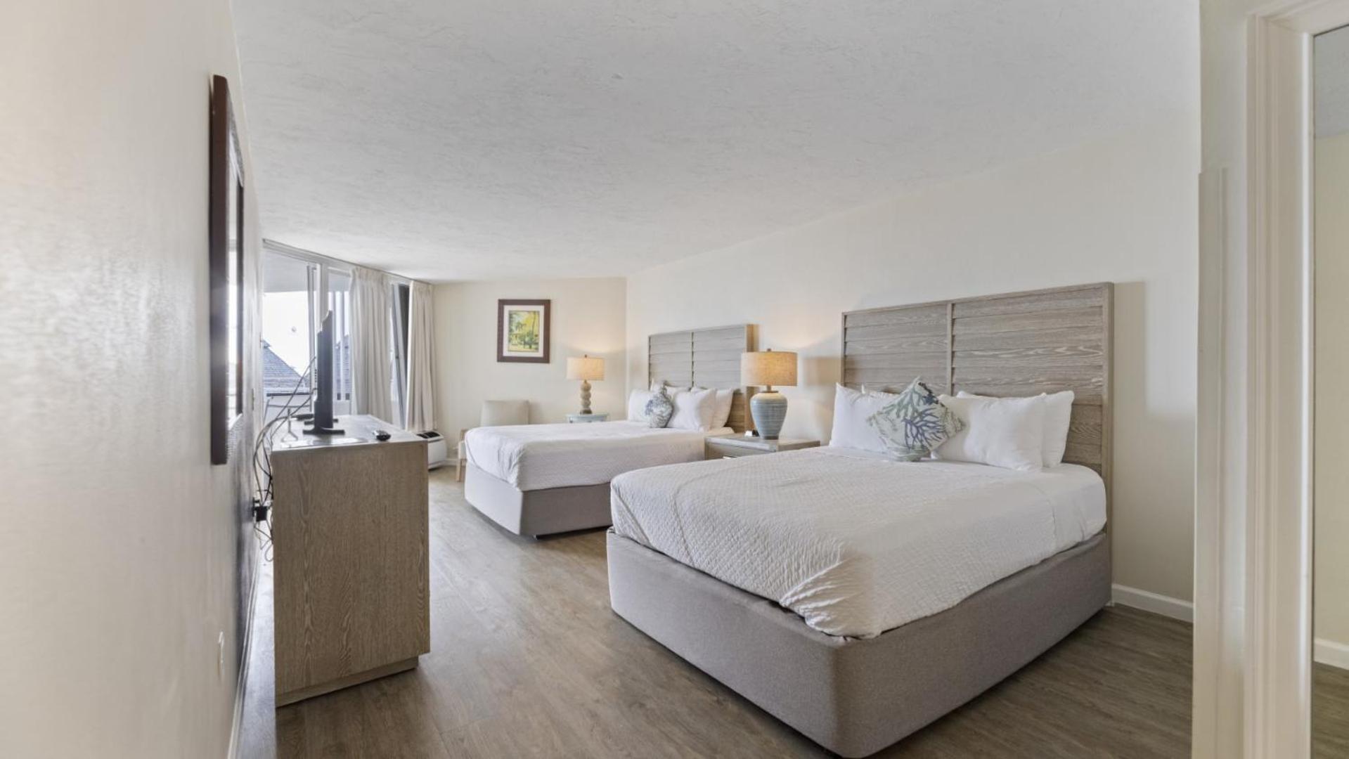 Queen Suite with Pool View - Photo 16