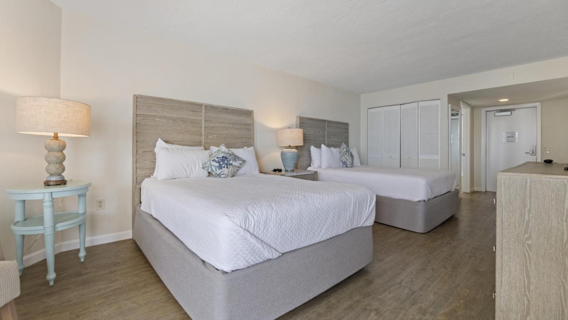 Queen Suite with Pool View - Photo 1