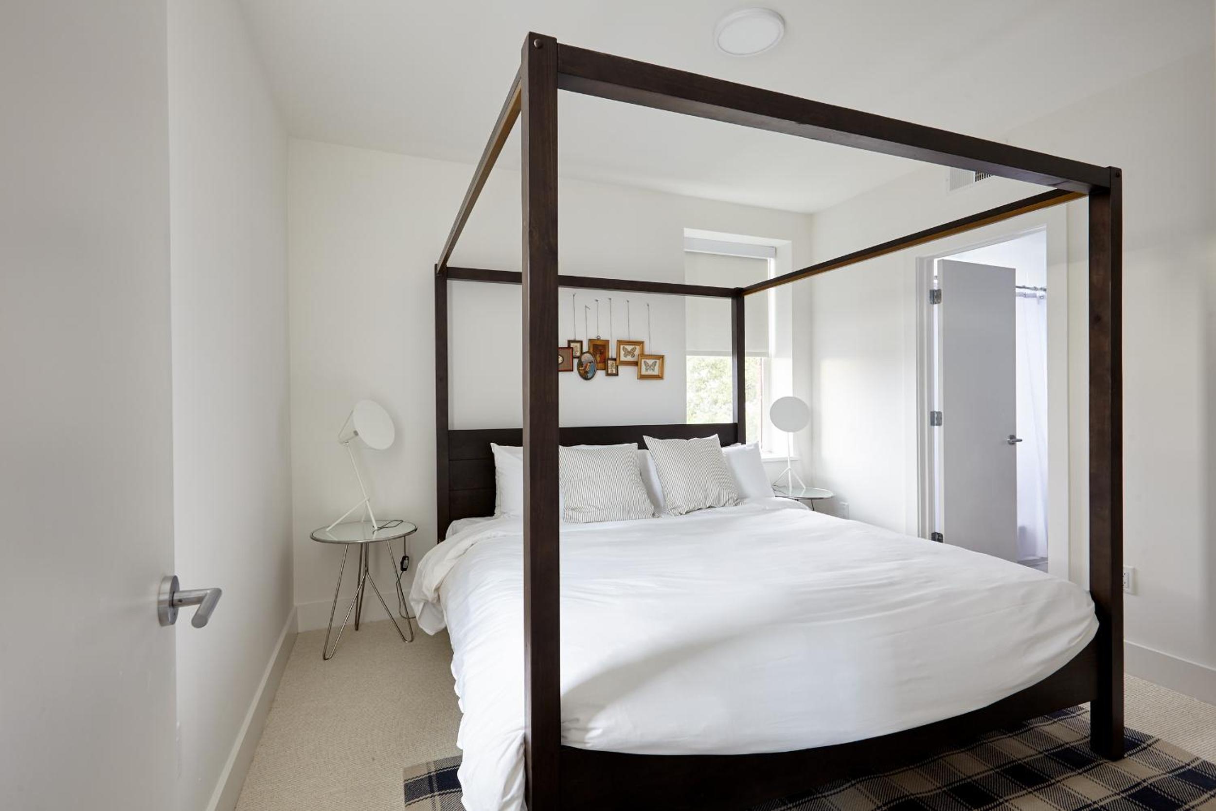 Two-Bedroom Deluxe Apartment - Photo 21