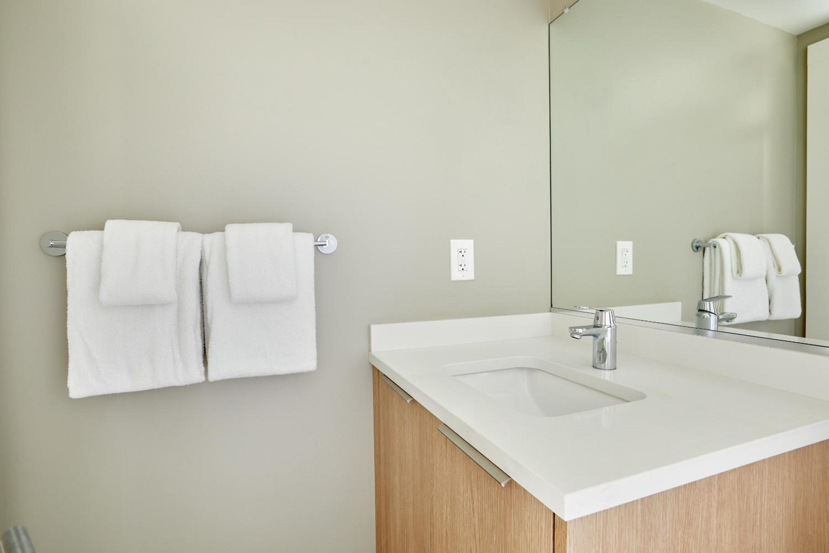Two-Bedroom Deluxe Apartment - Photo 8