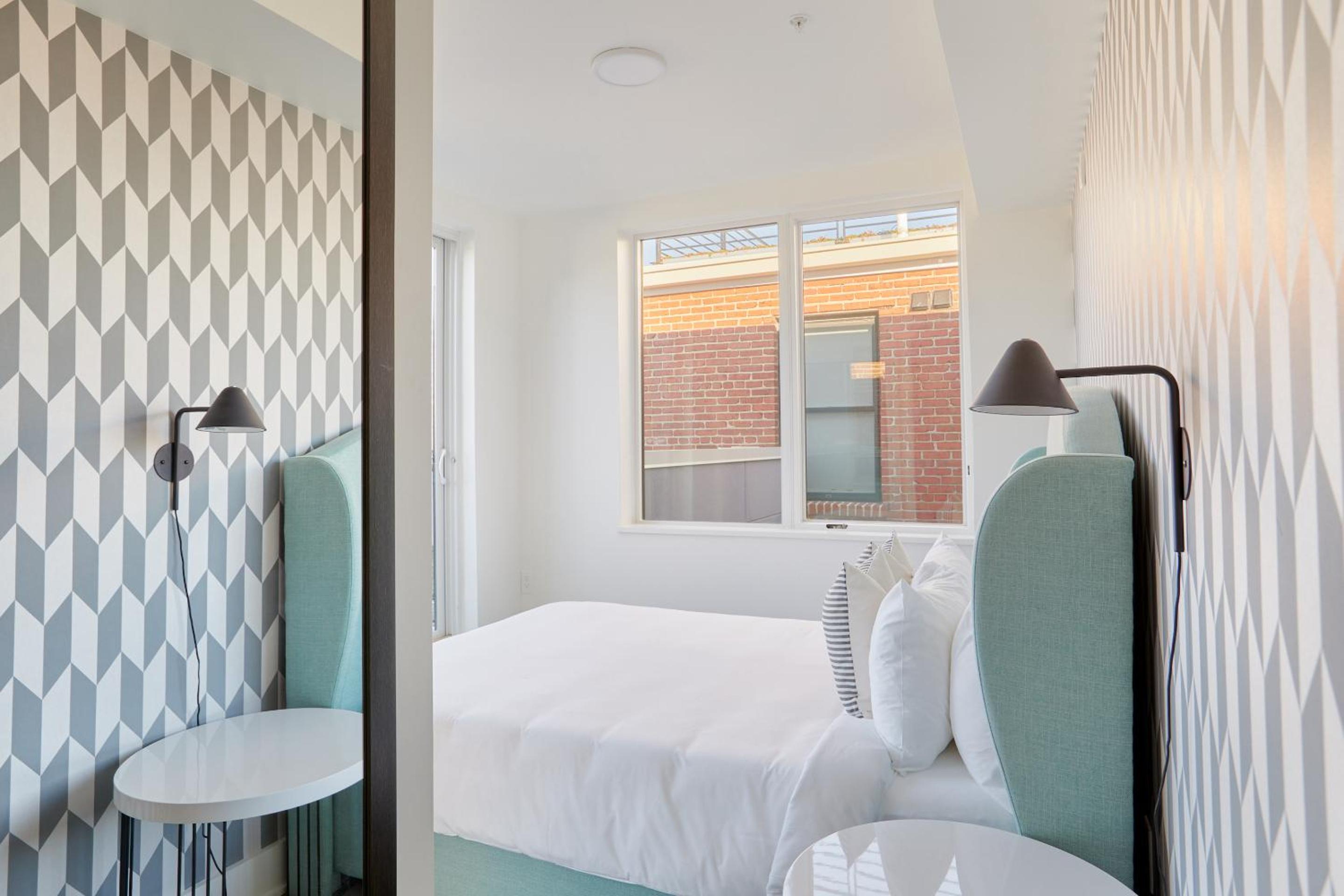 Two-Bedroom Deluxe Apartment - Photo 11