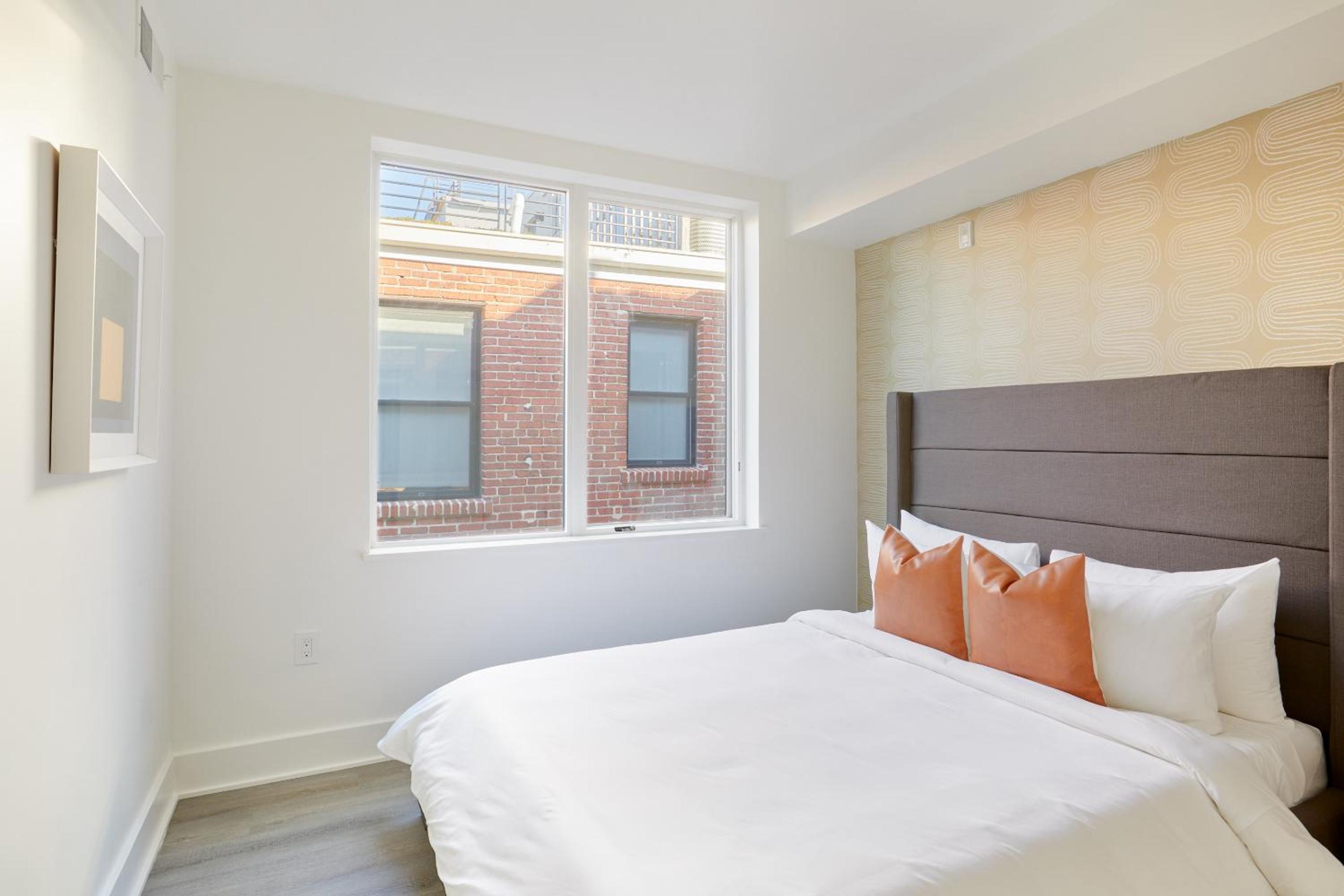 Two-Bedroom Deluxe Apartment - Photo 2