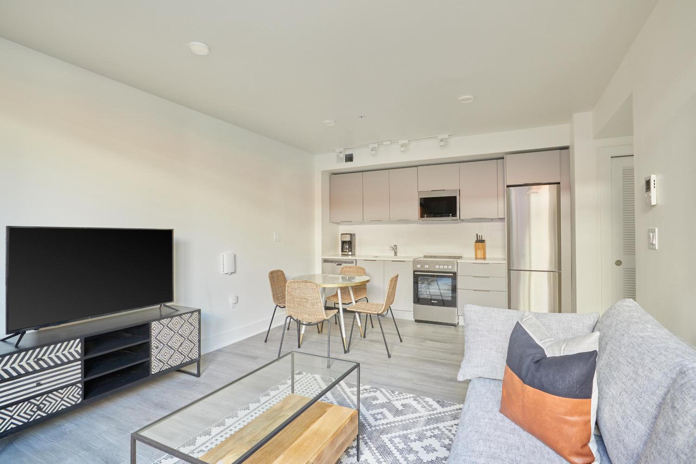 Two-Bedroom Deluxe Apartment - Photo 3