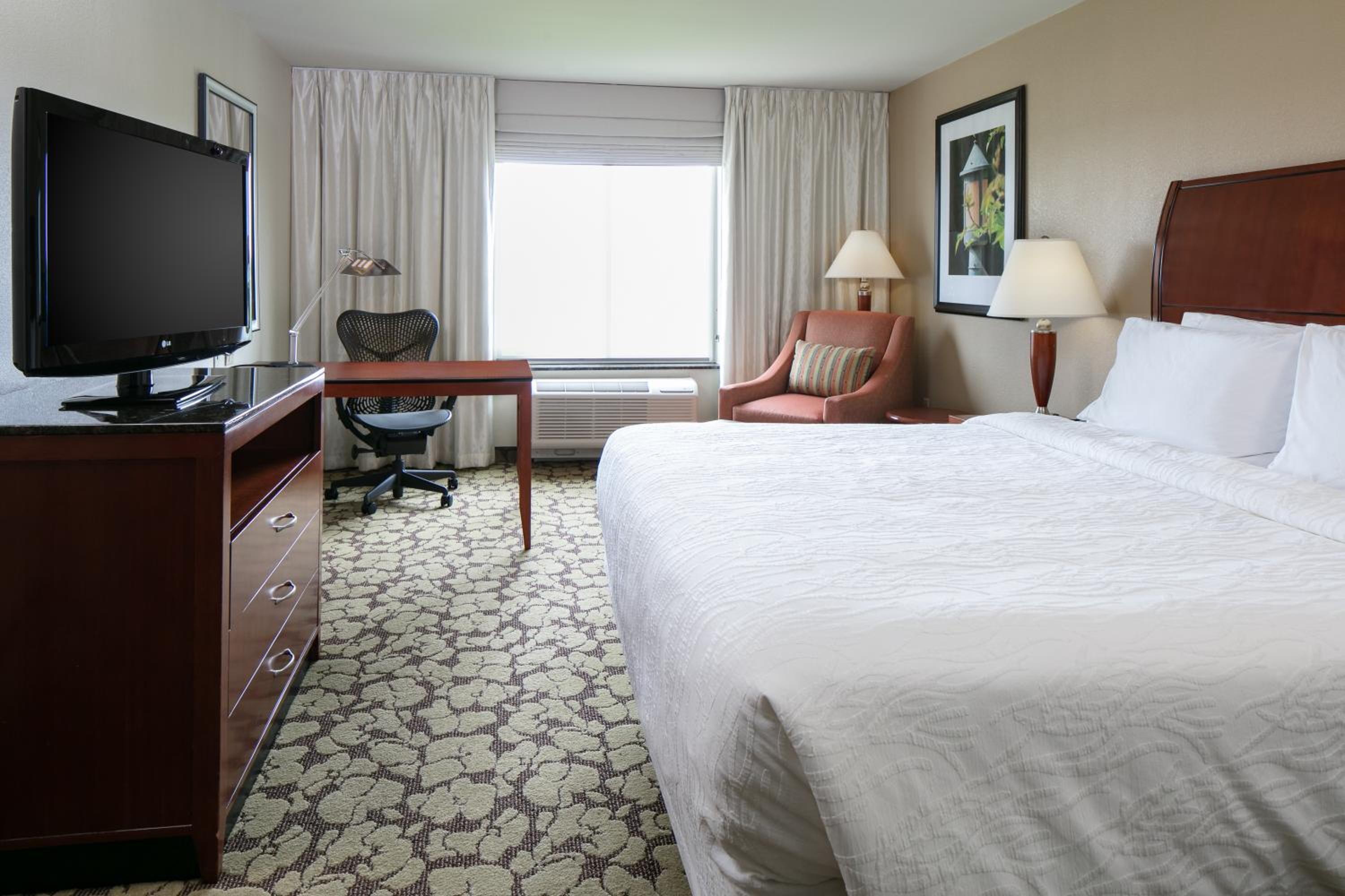 King Room with Roll-In Shower - Mobility Access - Photo 1