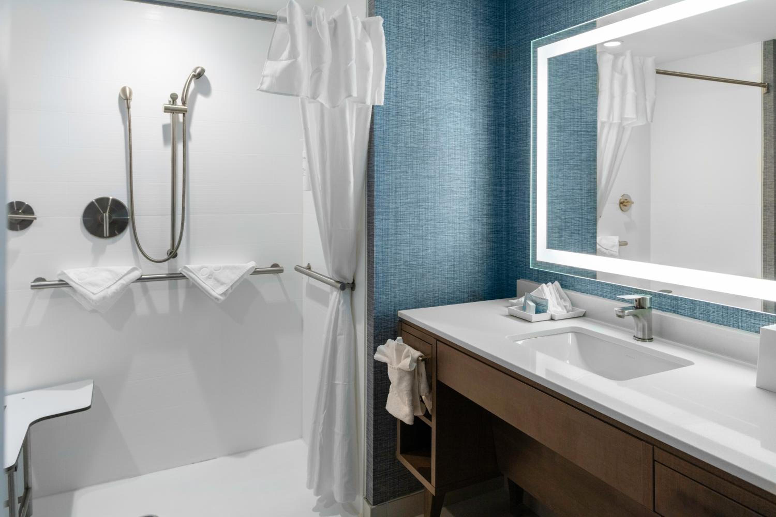 King Studio with Roll-In Shower - Disability Access/Non-Smoking - Photo 2