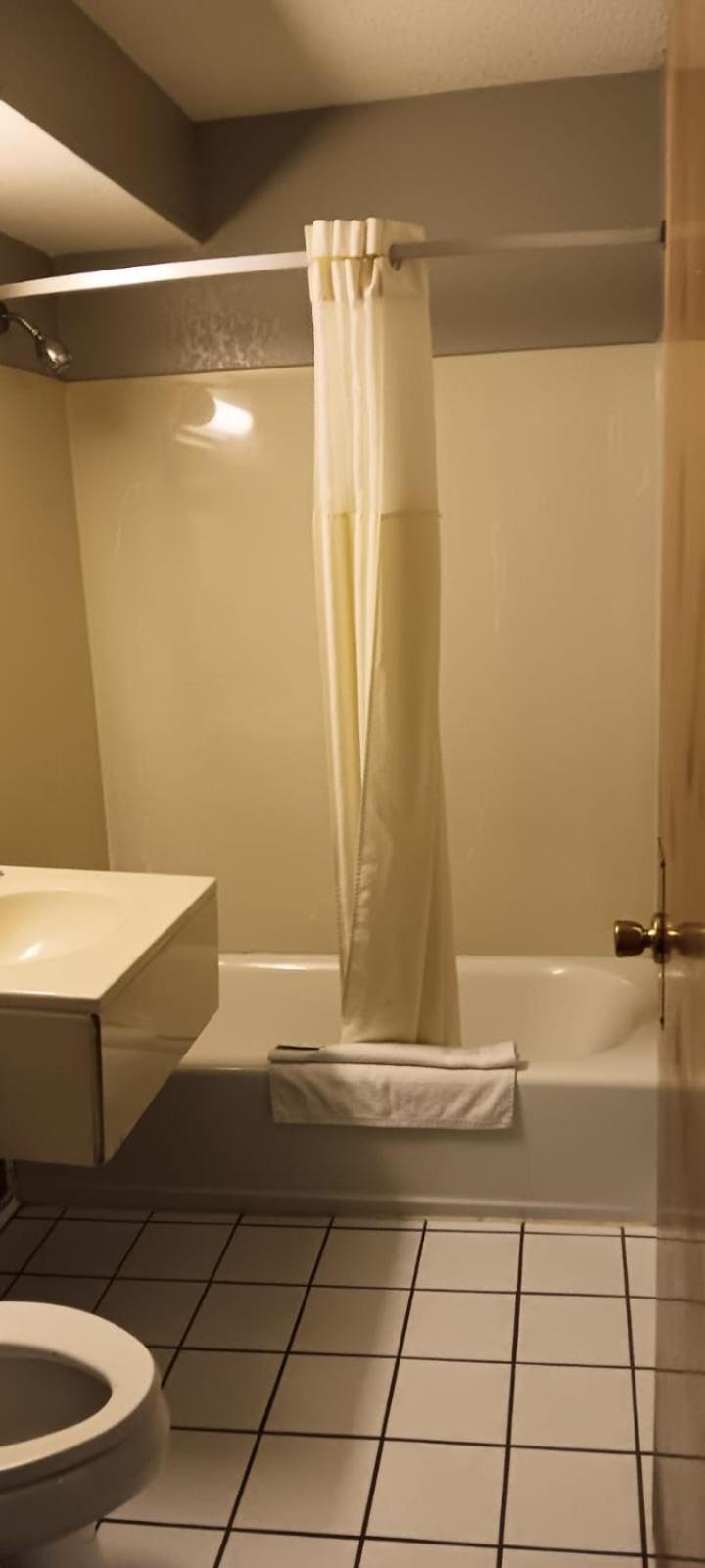 Standard King Room - Non Smoking - Photo 4