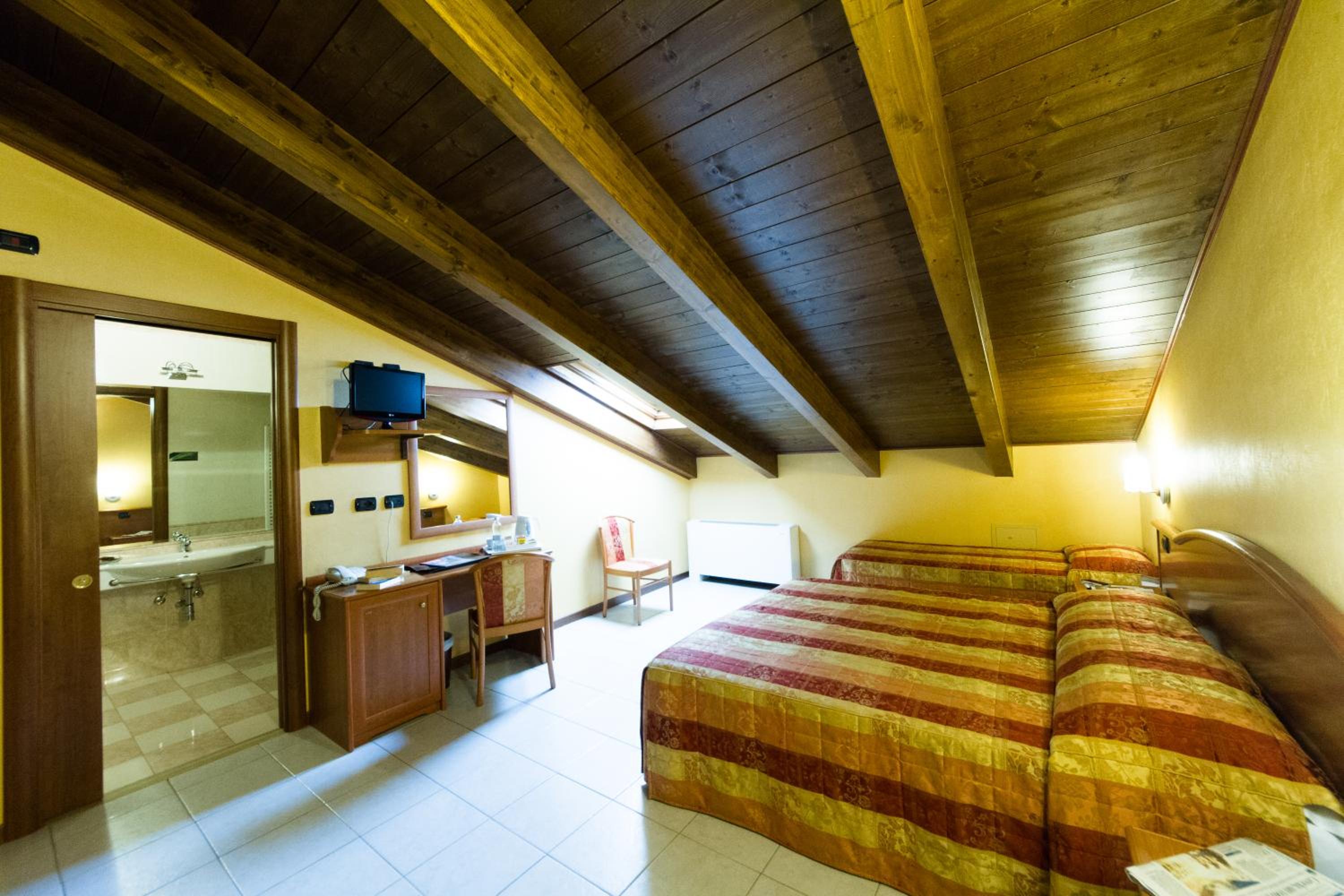 Standard Triple Room - Photo 10