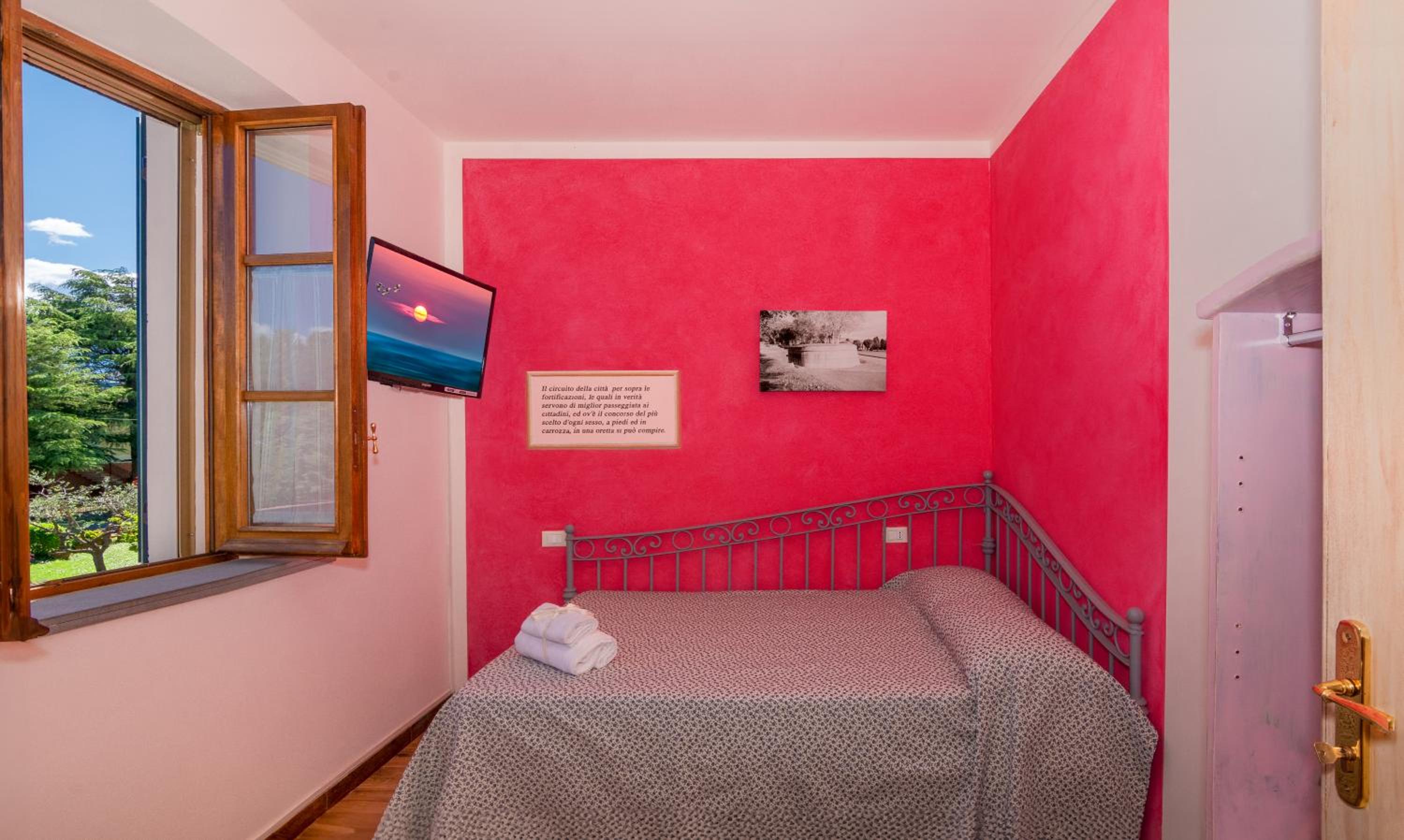 Single Room with Private External Bathroom photo 1