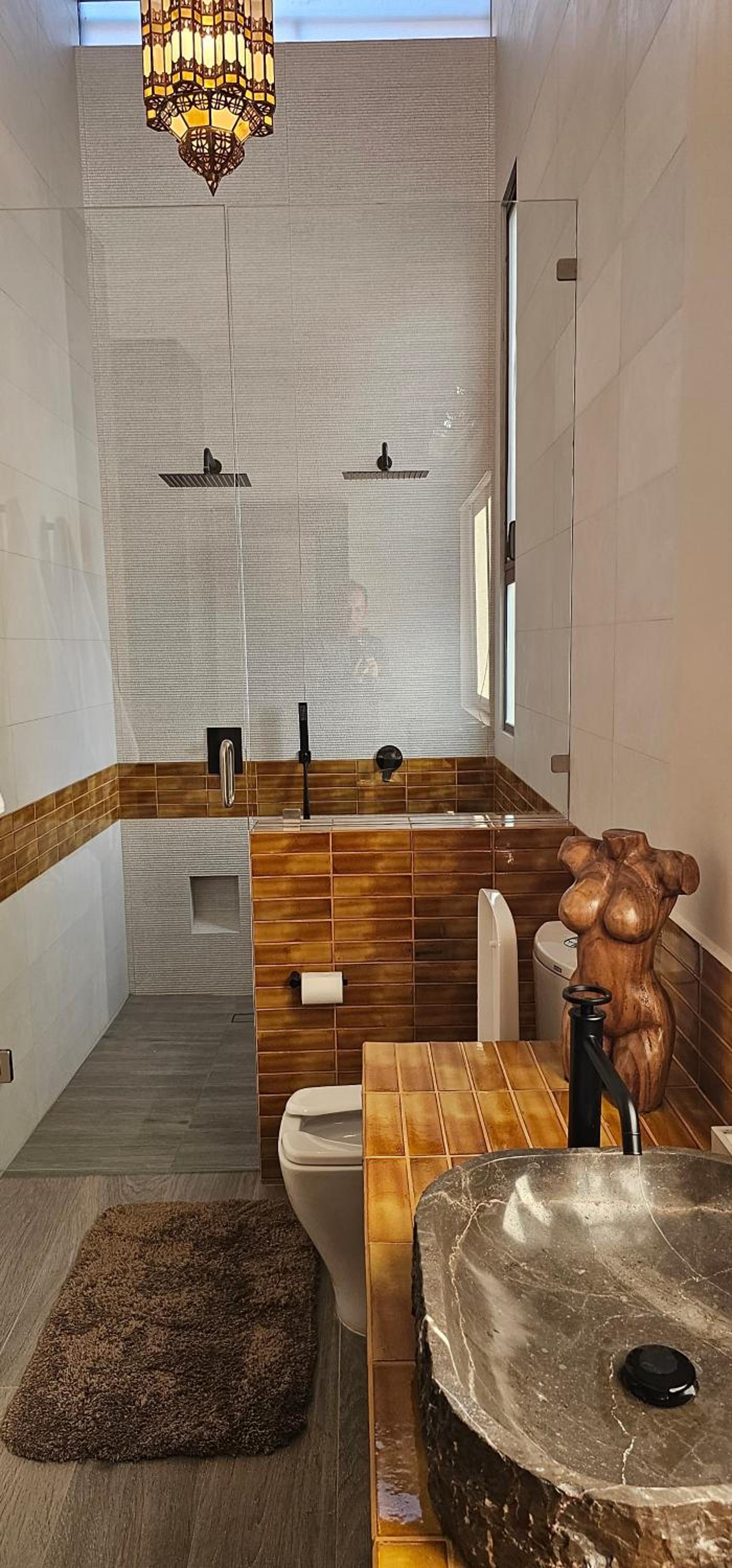Queen Suite with Spa Bath photo 3