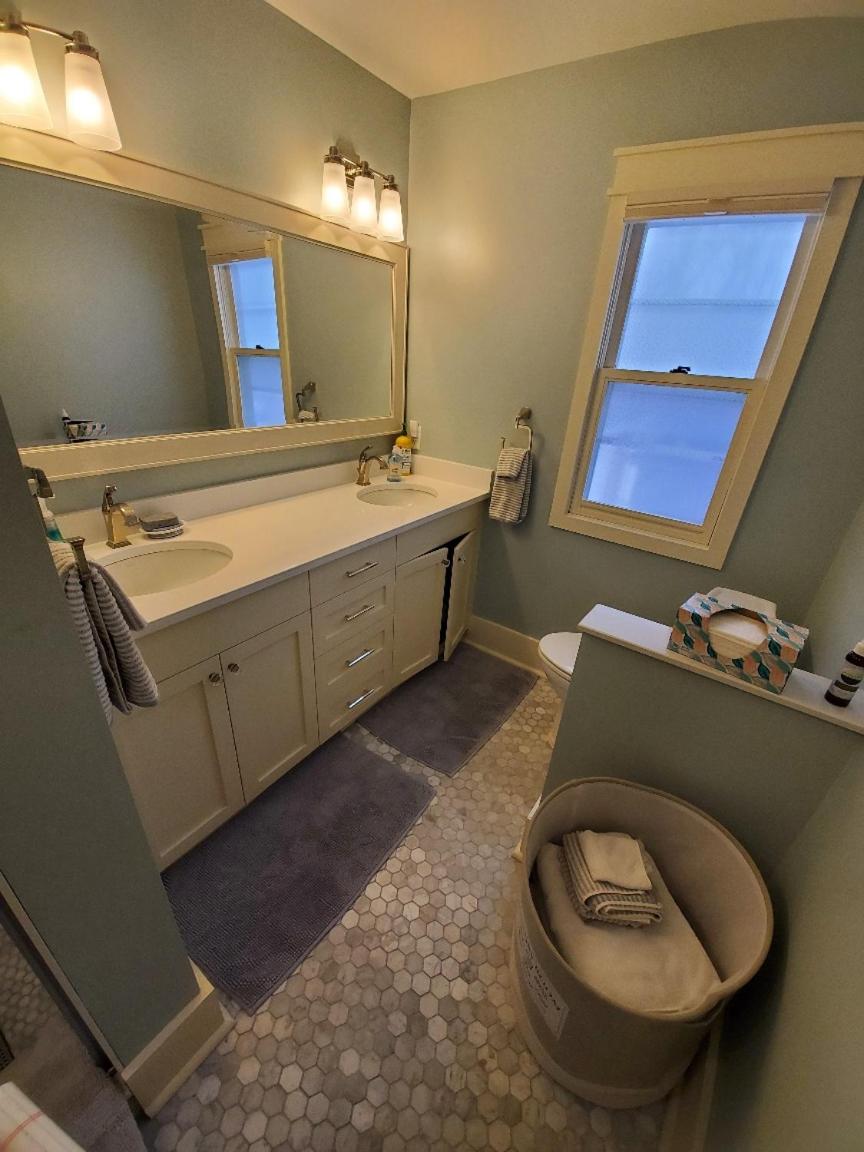 Three-Bedroom House photo 3