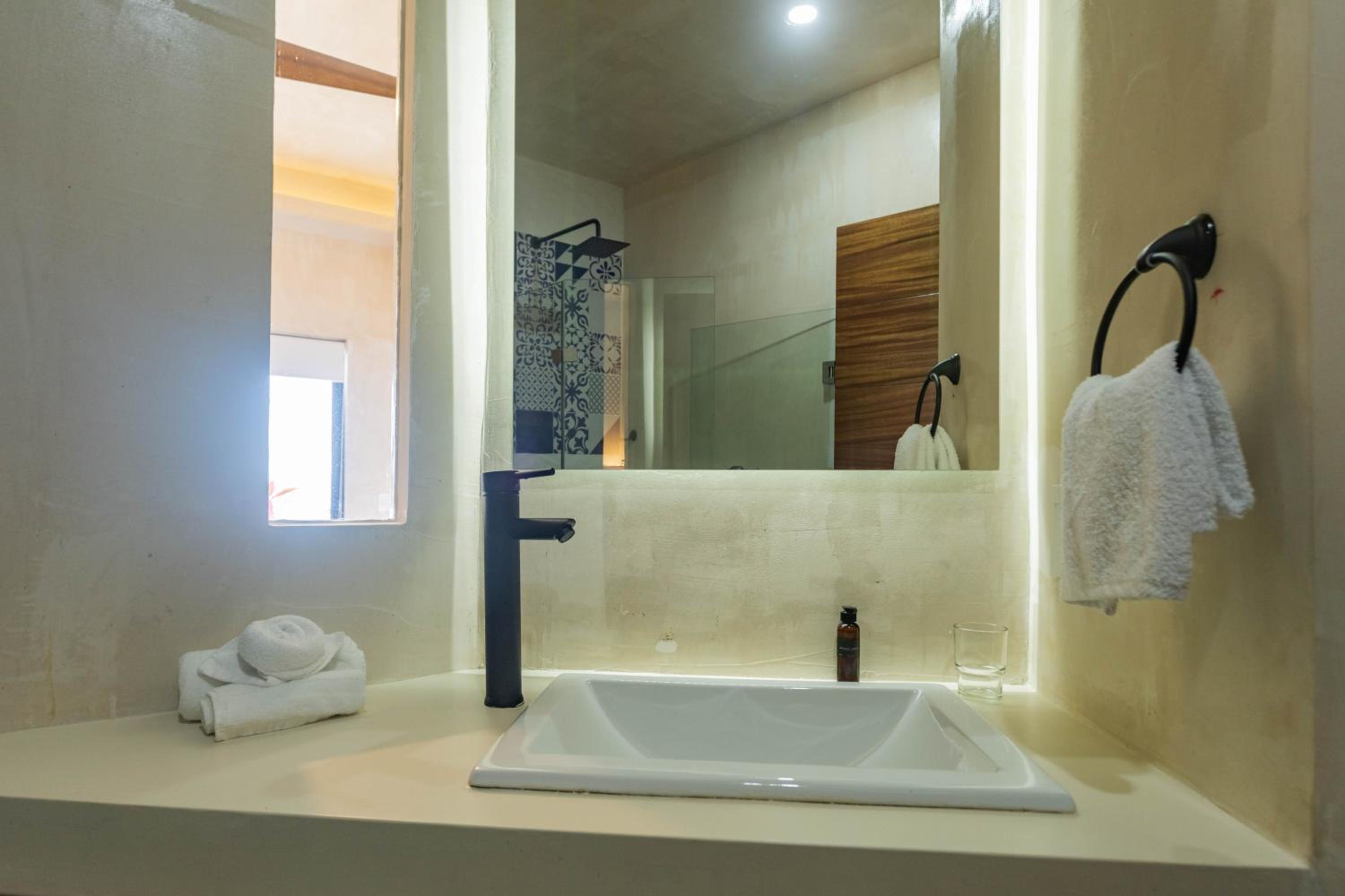 Deluxe Double Room with Sea View - Photo 3