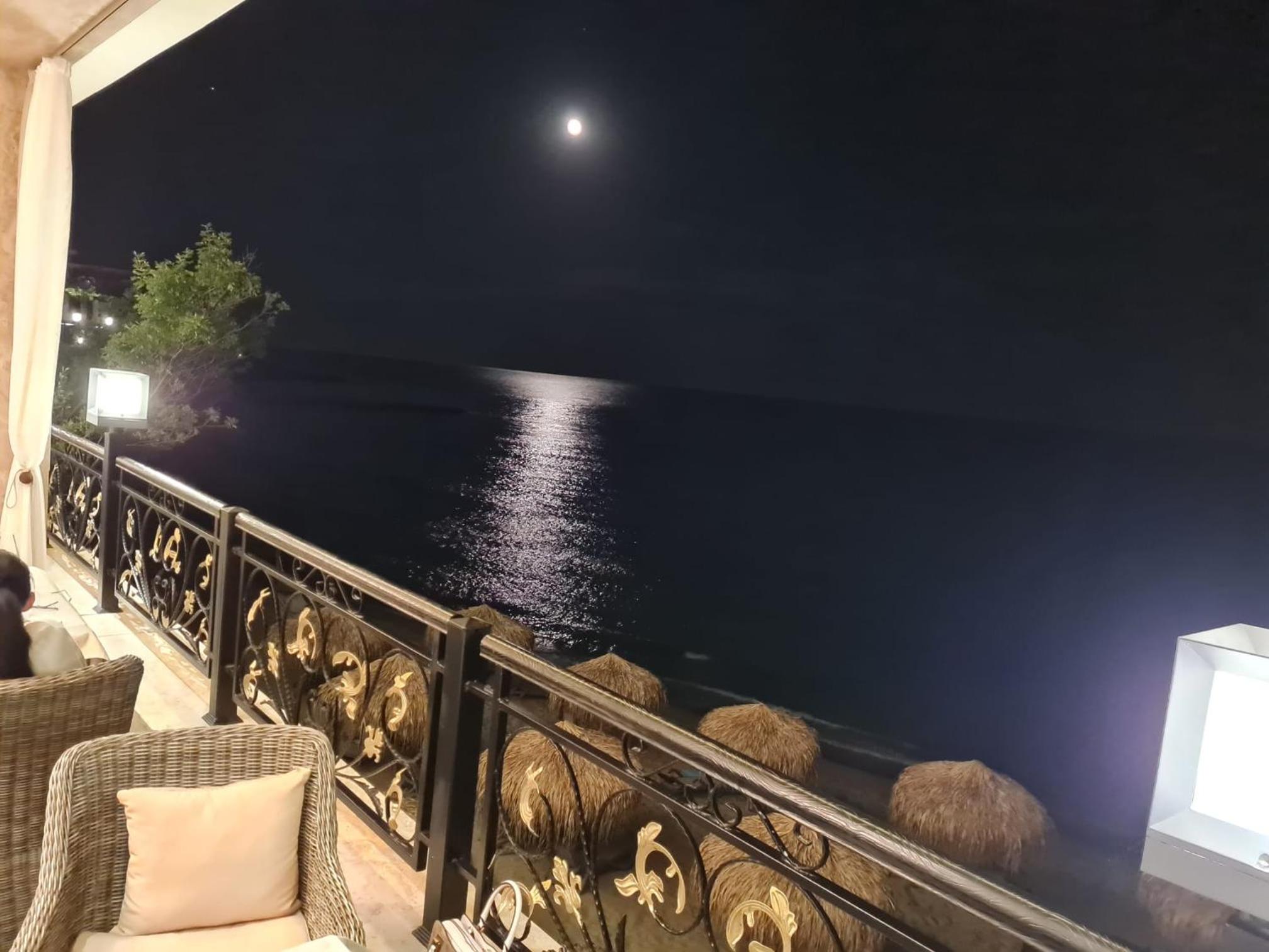 One-Bedroom Apartment with Balcony and Sea View photo 3